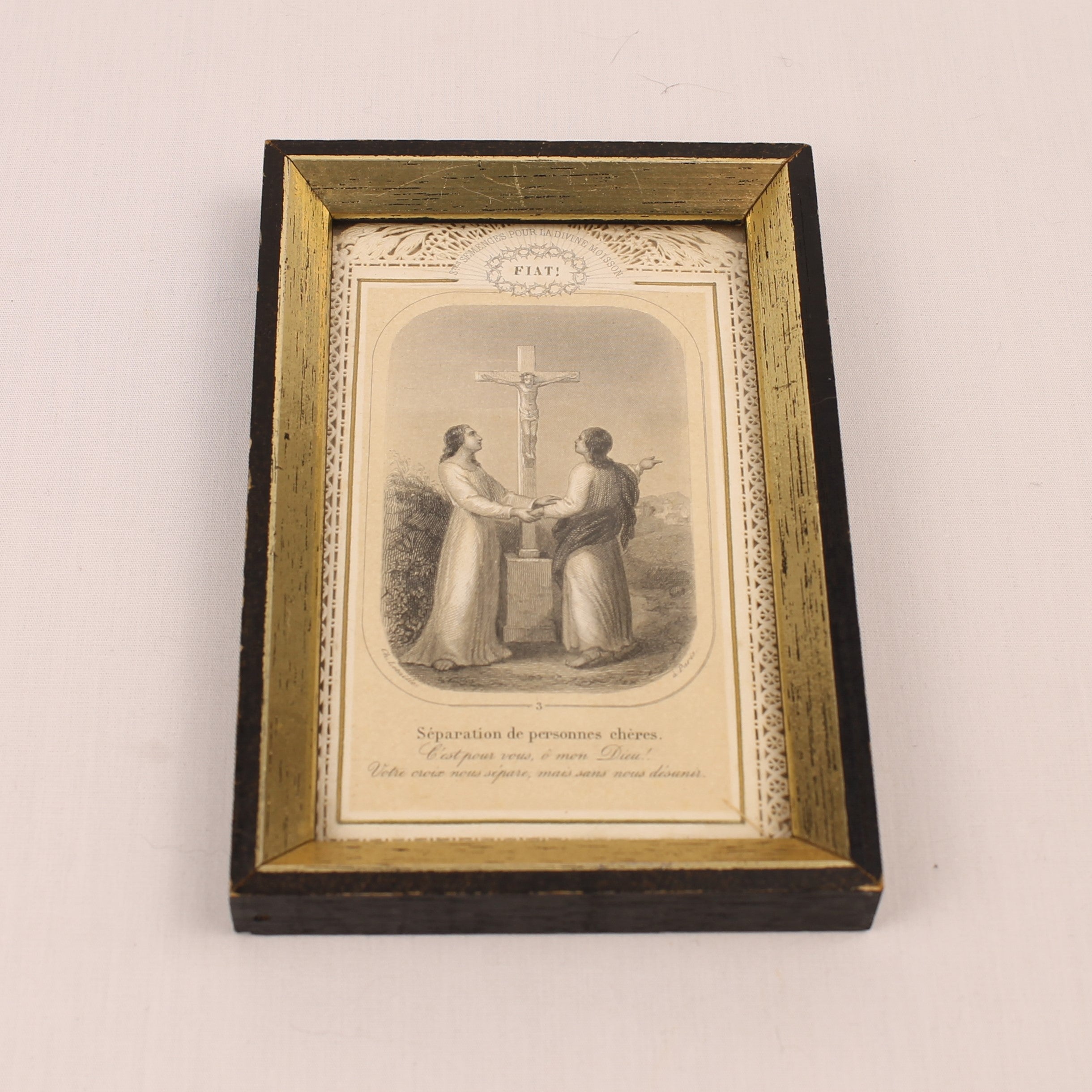 Franse Devotieprent ‘FIAT’ in Lijst – Religieuze Gravure ca. 19e Eeuw