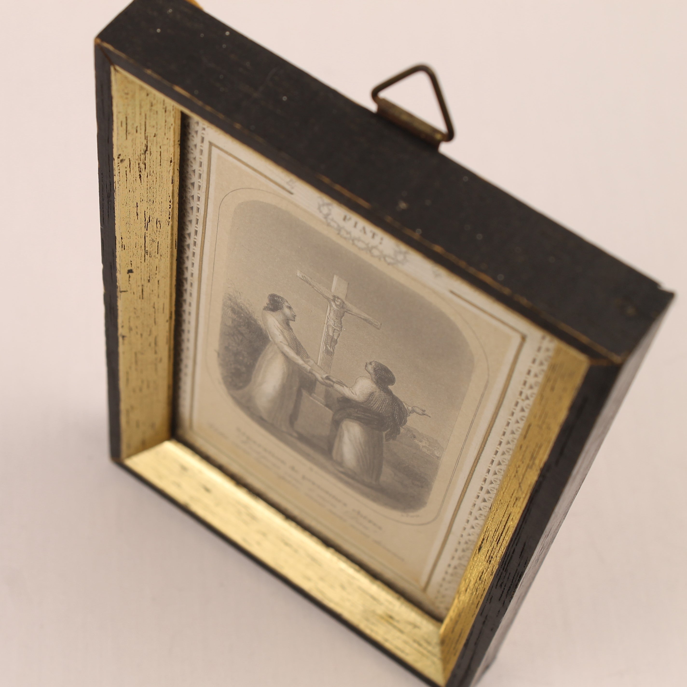 Franse Devotieprent ‘FIAT’ in Lijst – Religieuze Gravure ca. 19e Eeuw