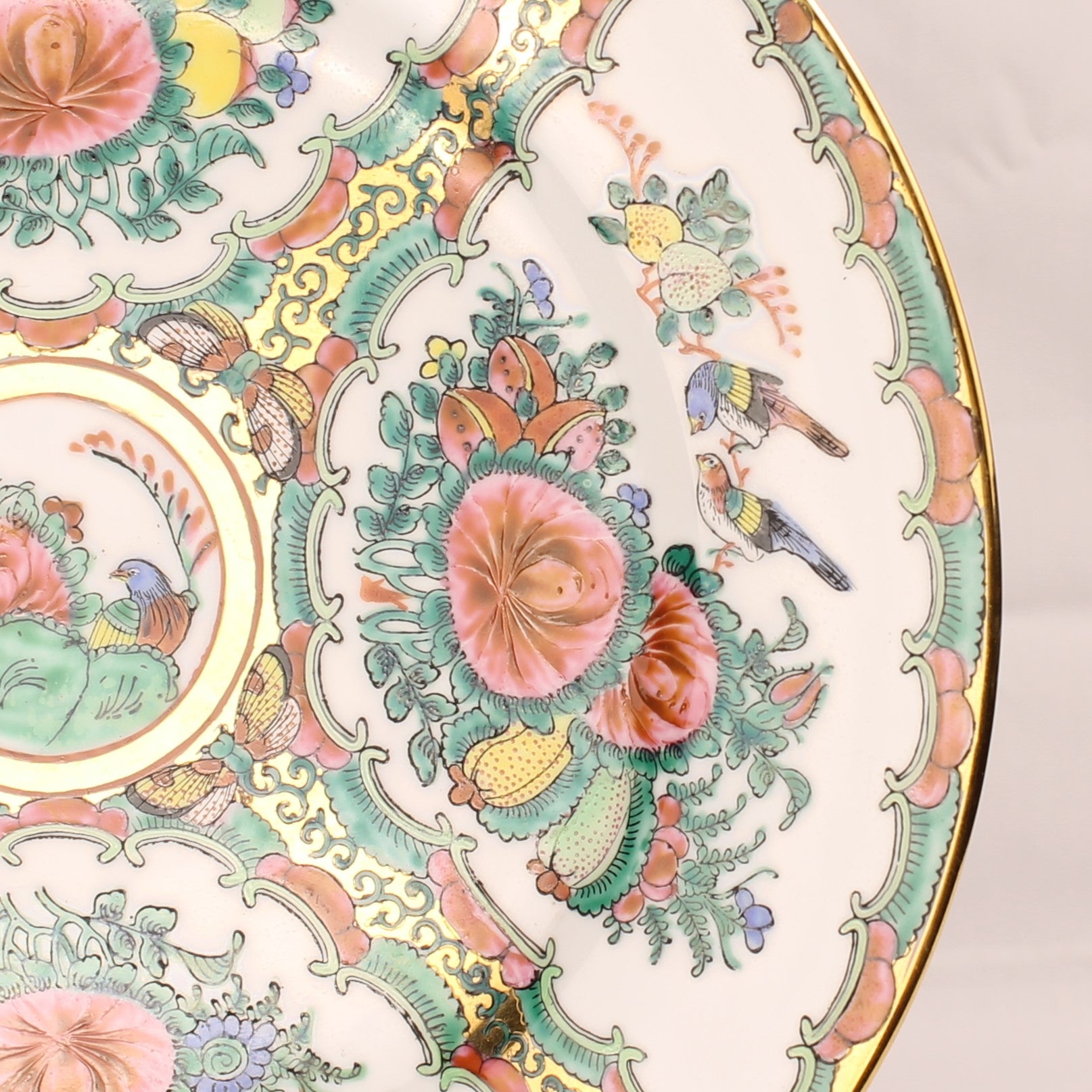 Chinees Famille Rose Bord – Rose Canton Stijl – Bloemen & Vlinders – Ø25,5 cm