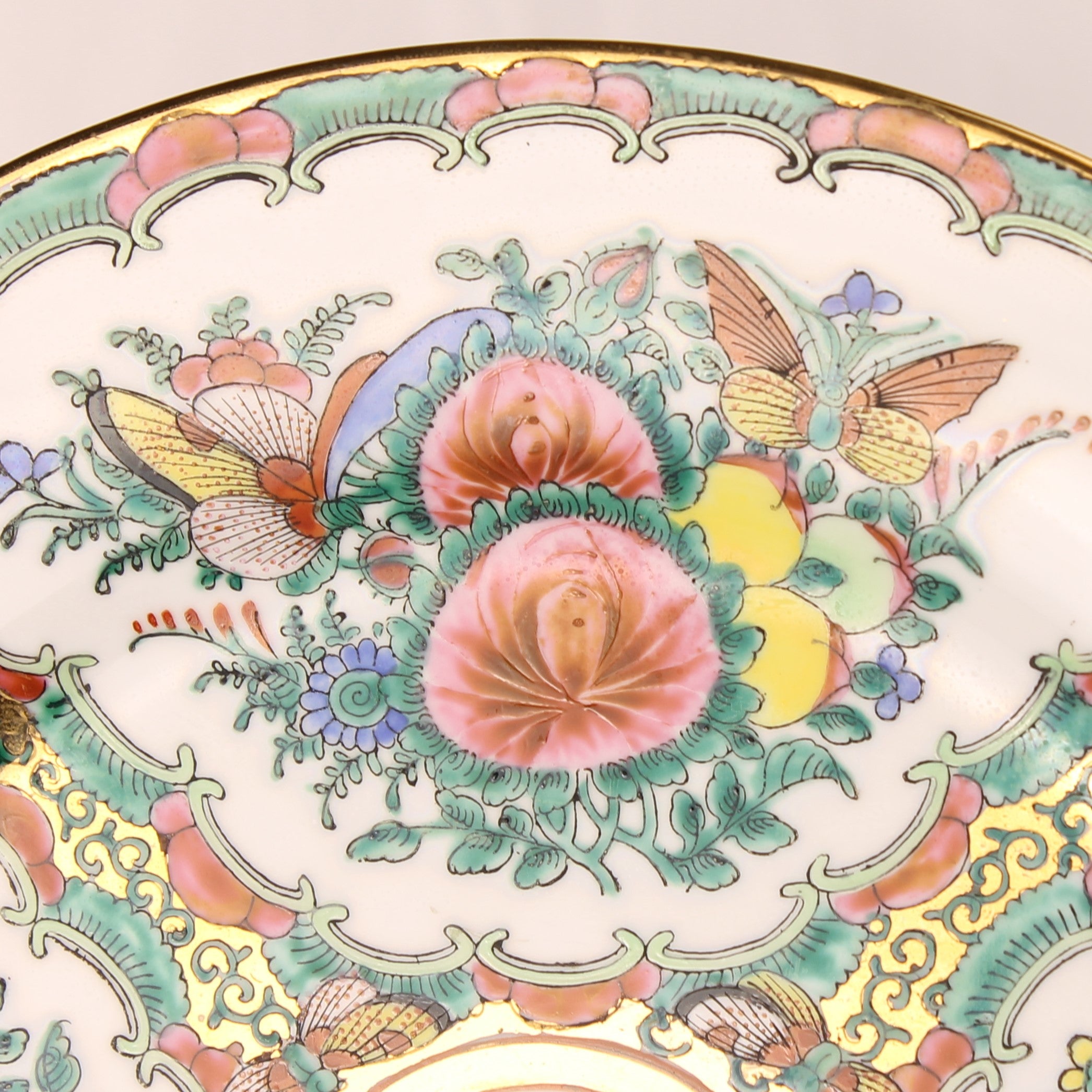 Chinees Famille Rose Bord – Rose Canton Stijl – Bloemen & Vlinders – Ø25,5 cm