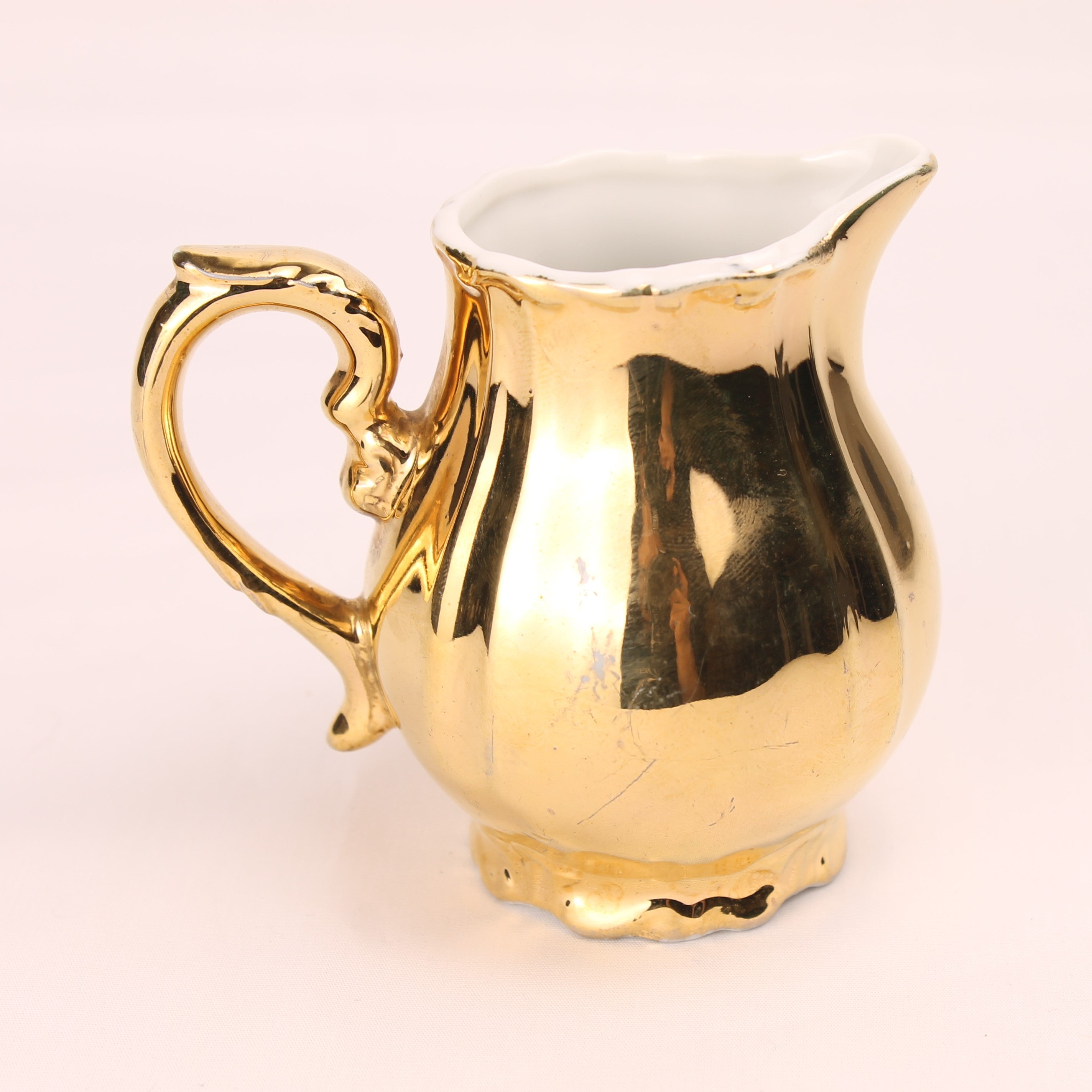 Porseleinen Roomkannetje met Goudluster en Romantische Scène 7,5 cm