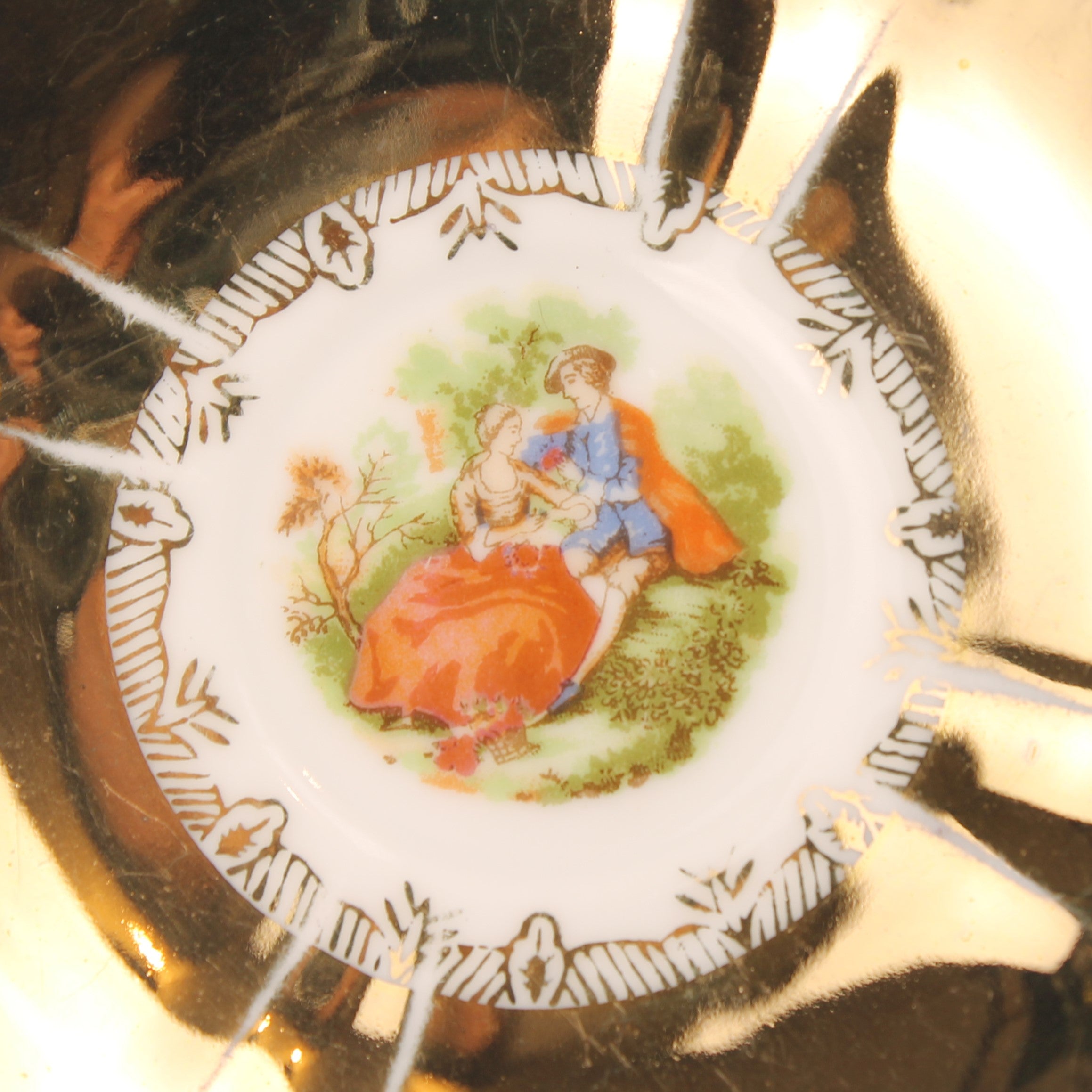 Porseleinen Schaaltje met Goudluster en Romantische Scène Ø12 cm