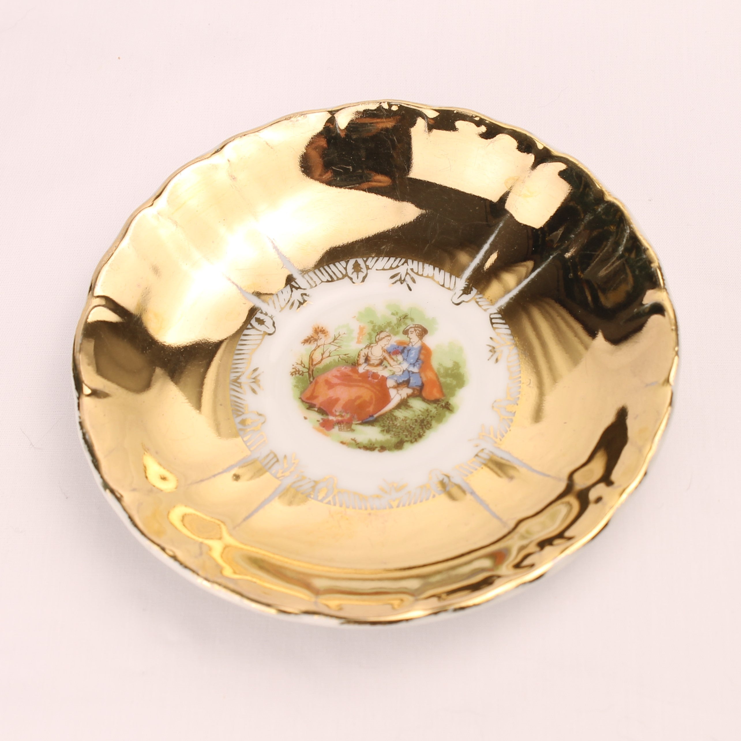 Porseleinen Schaaltje met Goudluster en Romantische Scène Ø12 cm