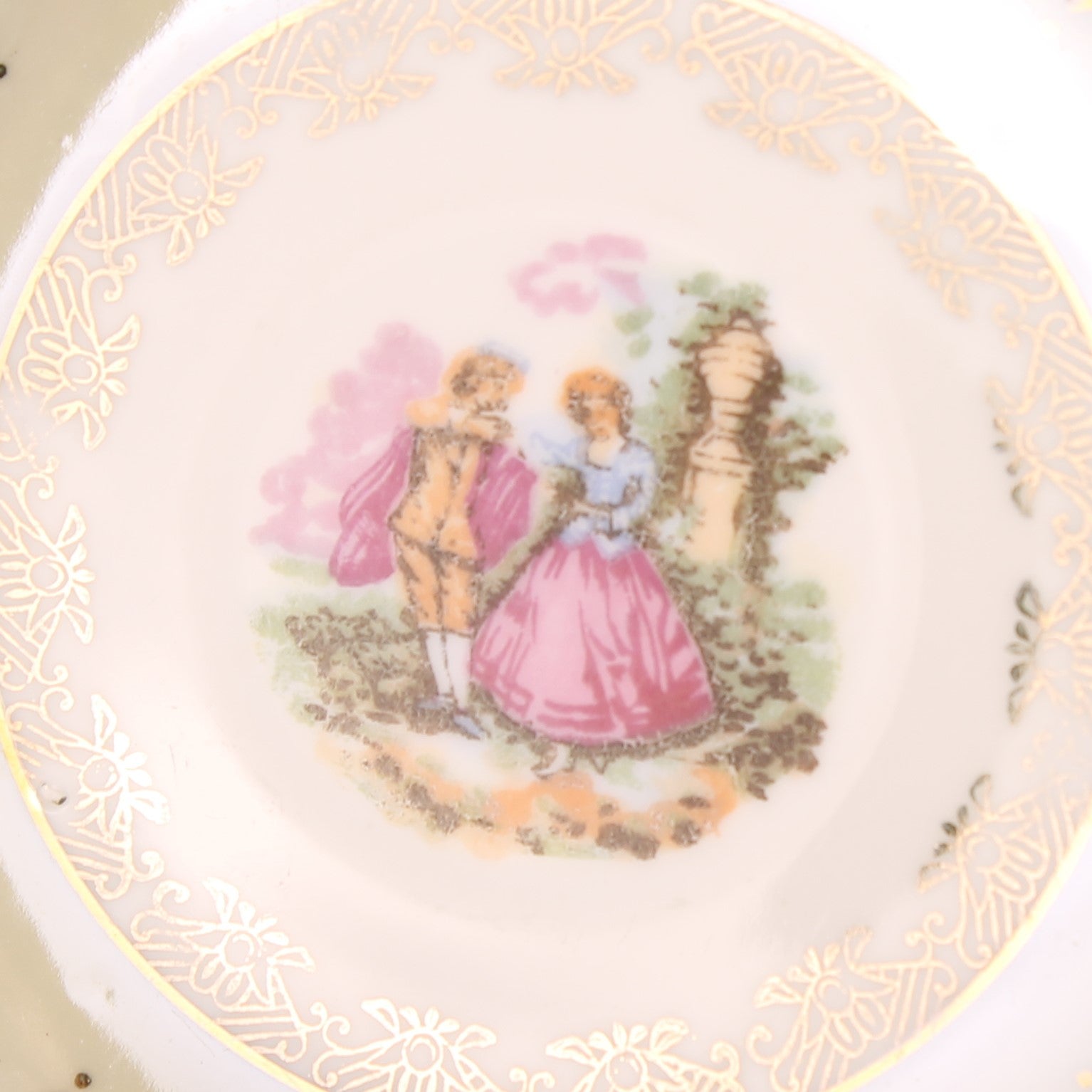 Porseleinen Schoteltje “Versailles” met Gouddecor en Romantische Scène Ø11,5 cm