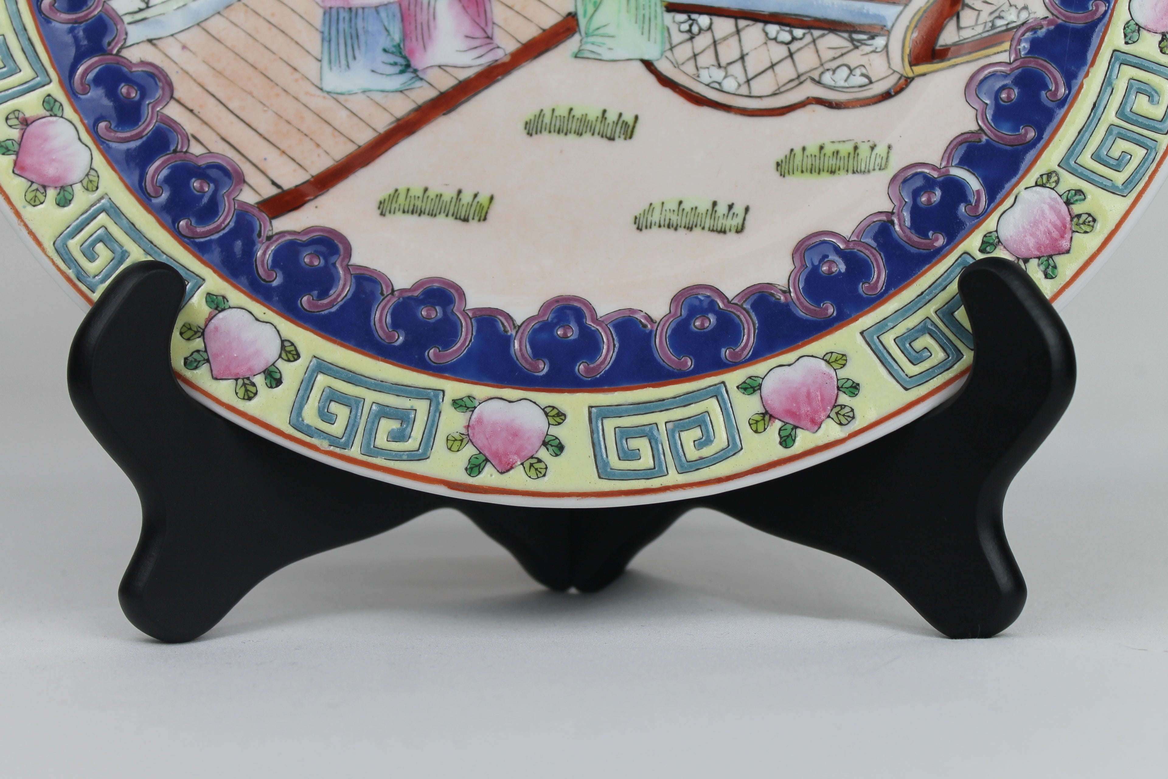 Assiette Murale en Porcelaine Chinoise – Peinte à la Main – Relief & Accents Dorés – Style Famille Rose