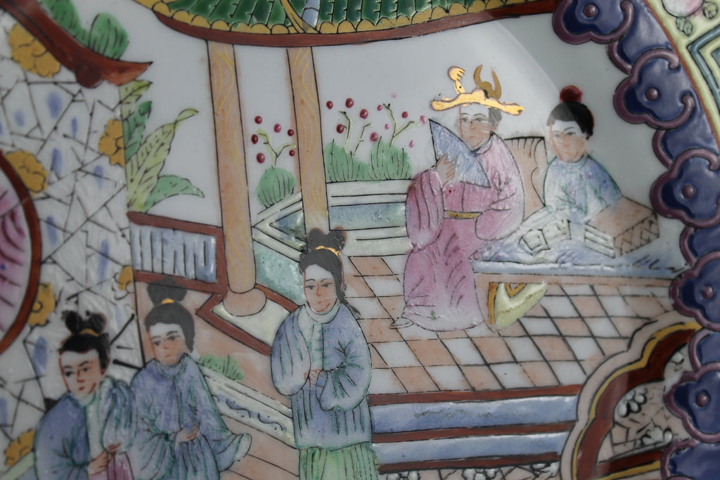 Assiette Murale en Porcelaine Chinoise – Peinte à la Main – Relief & Accents Dorés – Style Famille Rose