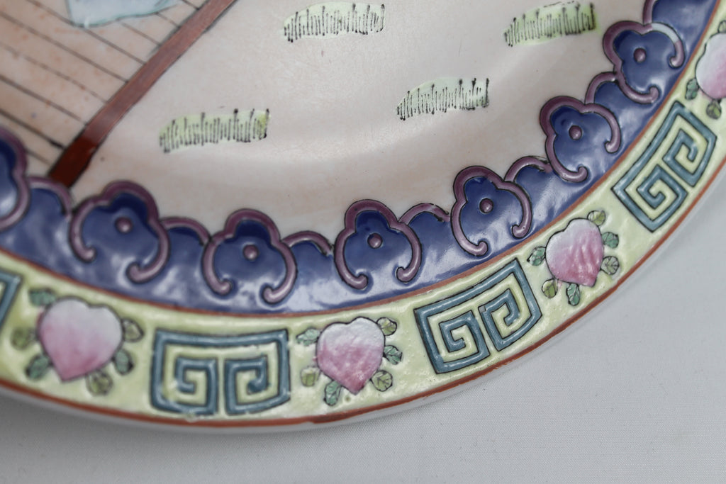 Assiette Murale en Porcelaine Chinoise – Peinte à la Main – Relief & Accents Dorés – Style Famille Rose