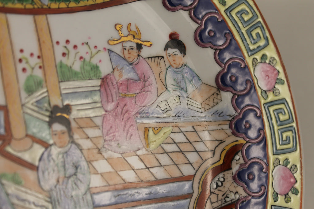 Assiette Murale en Porcelaine Chinoise – Peinte à la Main – Relief & Accents Dorés – Style Famille Rose