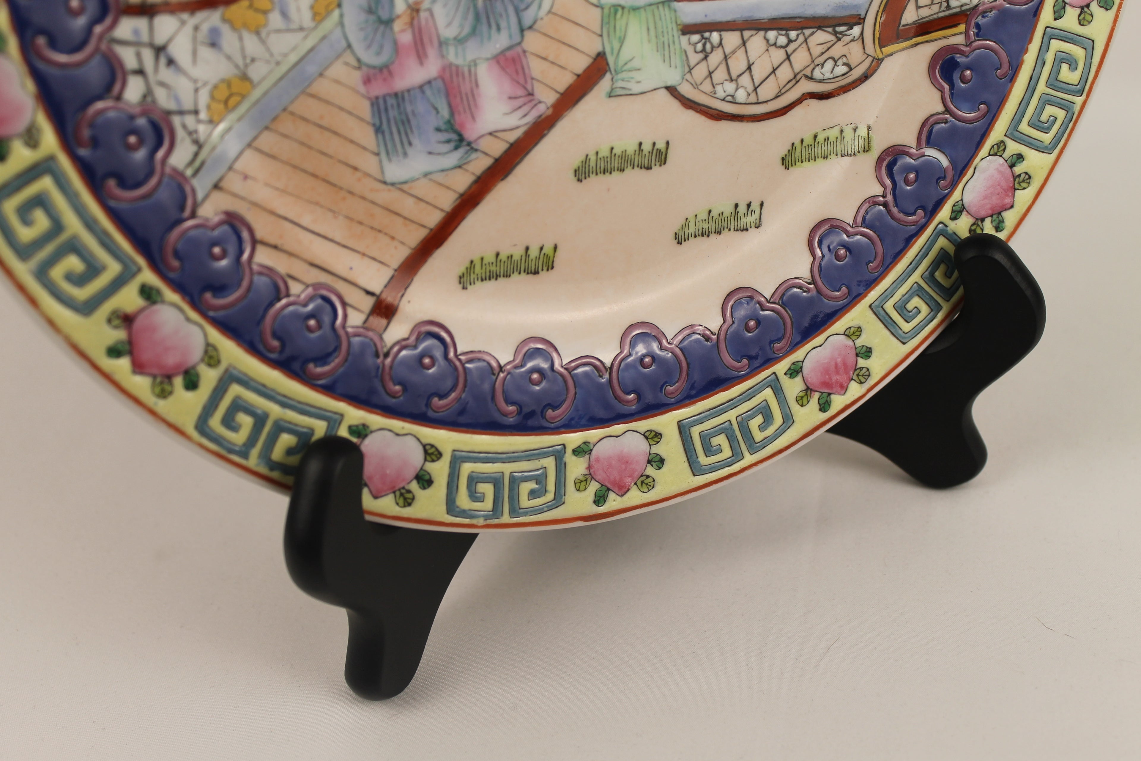 Chinees Porseleinen Wandbord – Handbeschilderd – Reliëf & Gouden Accenten – Famille Rose Stijl