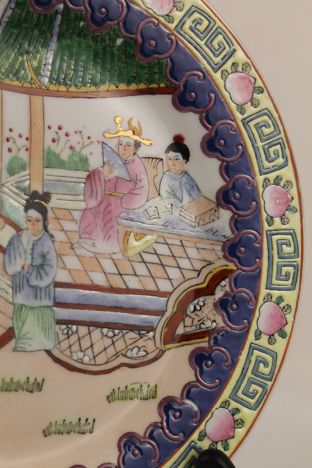 Assiette Murale en Porcelaine Chinoise – Peinte à la Main – Relief & Accents Dorés – Style Famille Rose