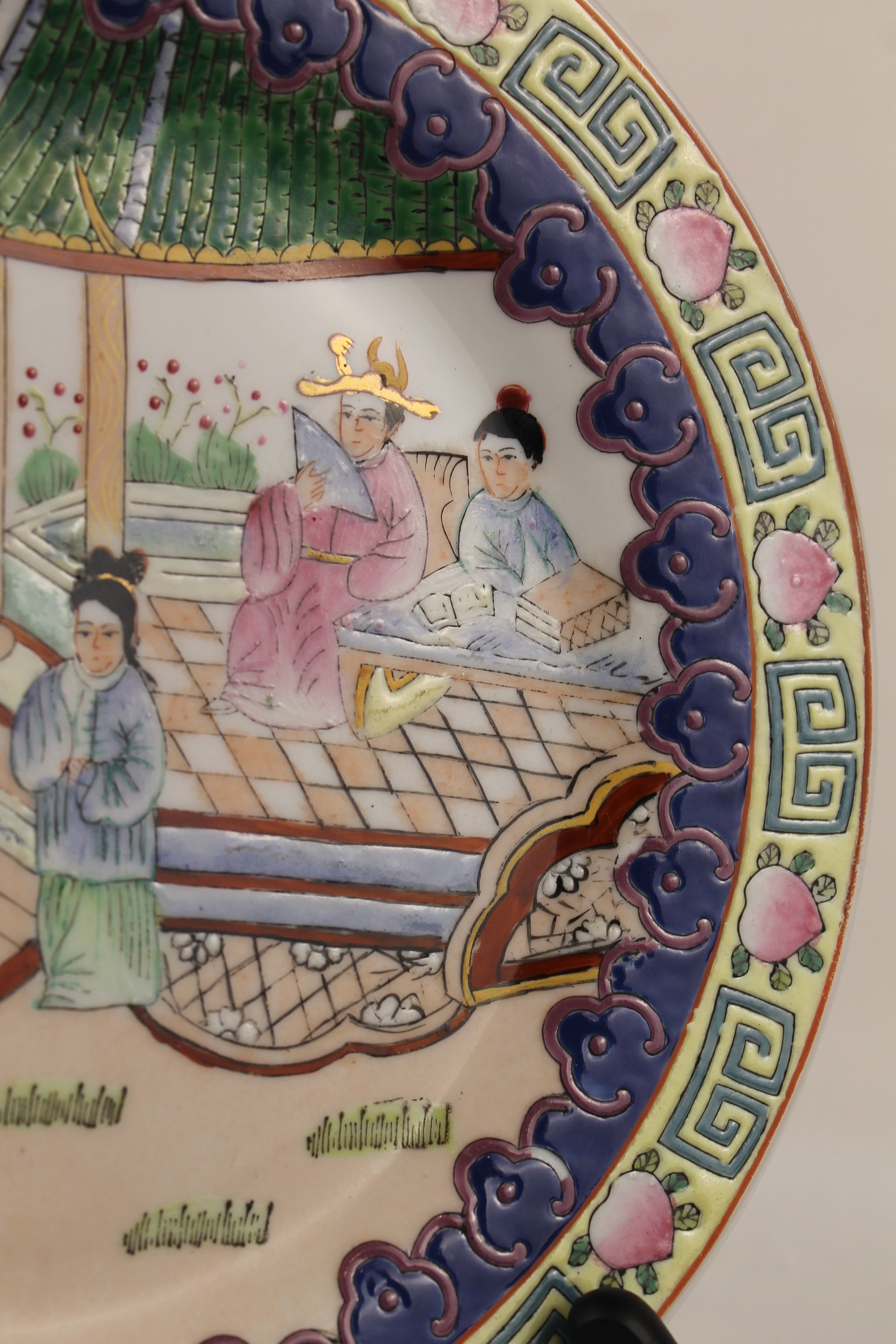 Assiette Murale en Porcelaine Chinoise – Peinte à la Main – Relief & Accents Dorés – Style Famille Rose