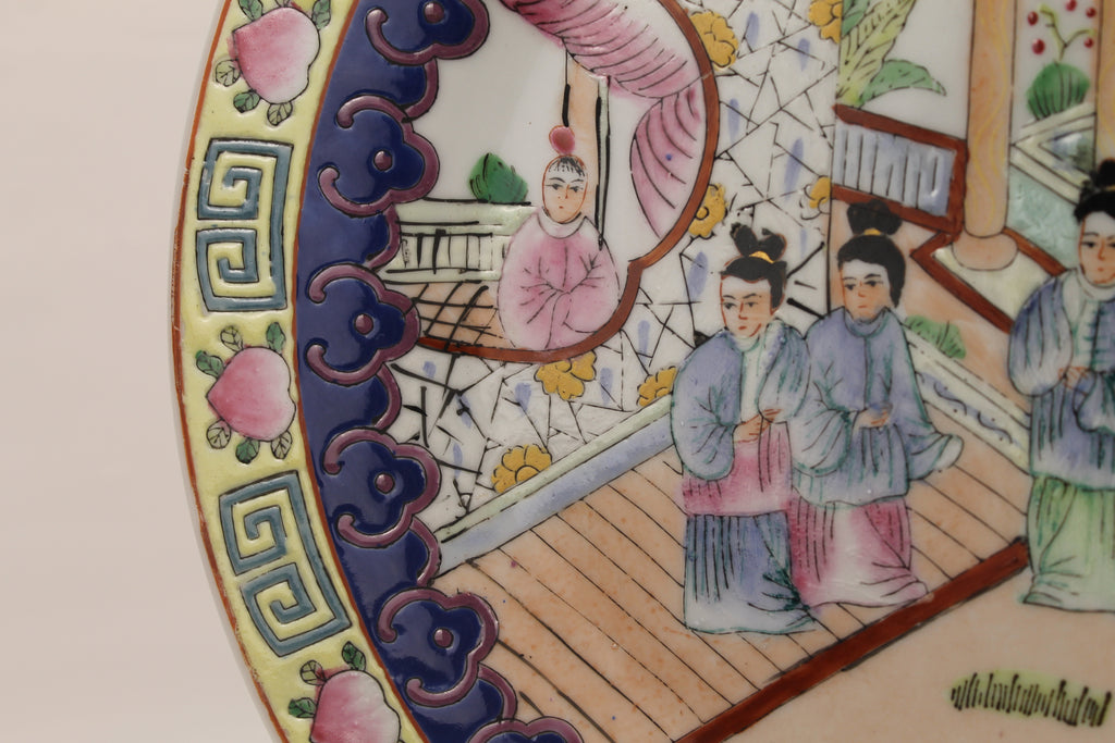 Assiette Murale en Porcelaine Chinoise – Peinte à la Main – Relief & Accents Dorés – Style Famille Rose