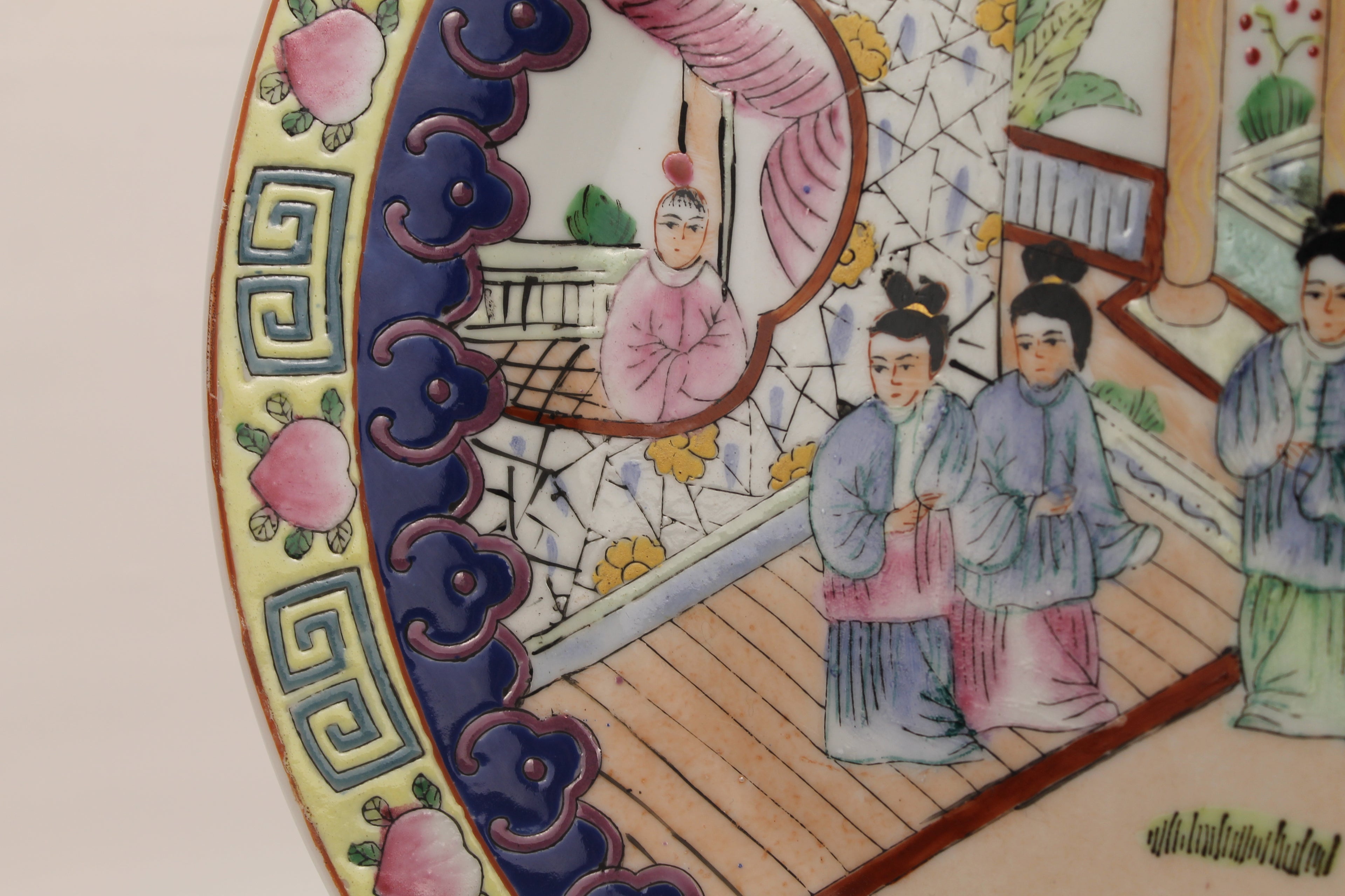 Assiette Murale en Porcelaine Chinoise – Peinte à la Main – Relief & Accents Dorés – Style Famille Rose