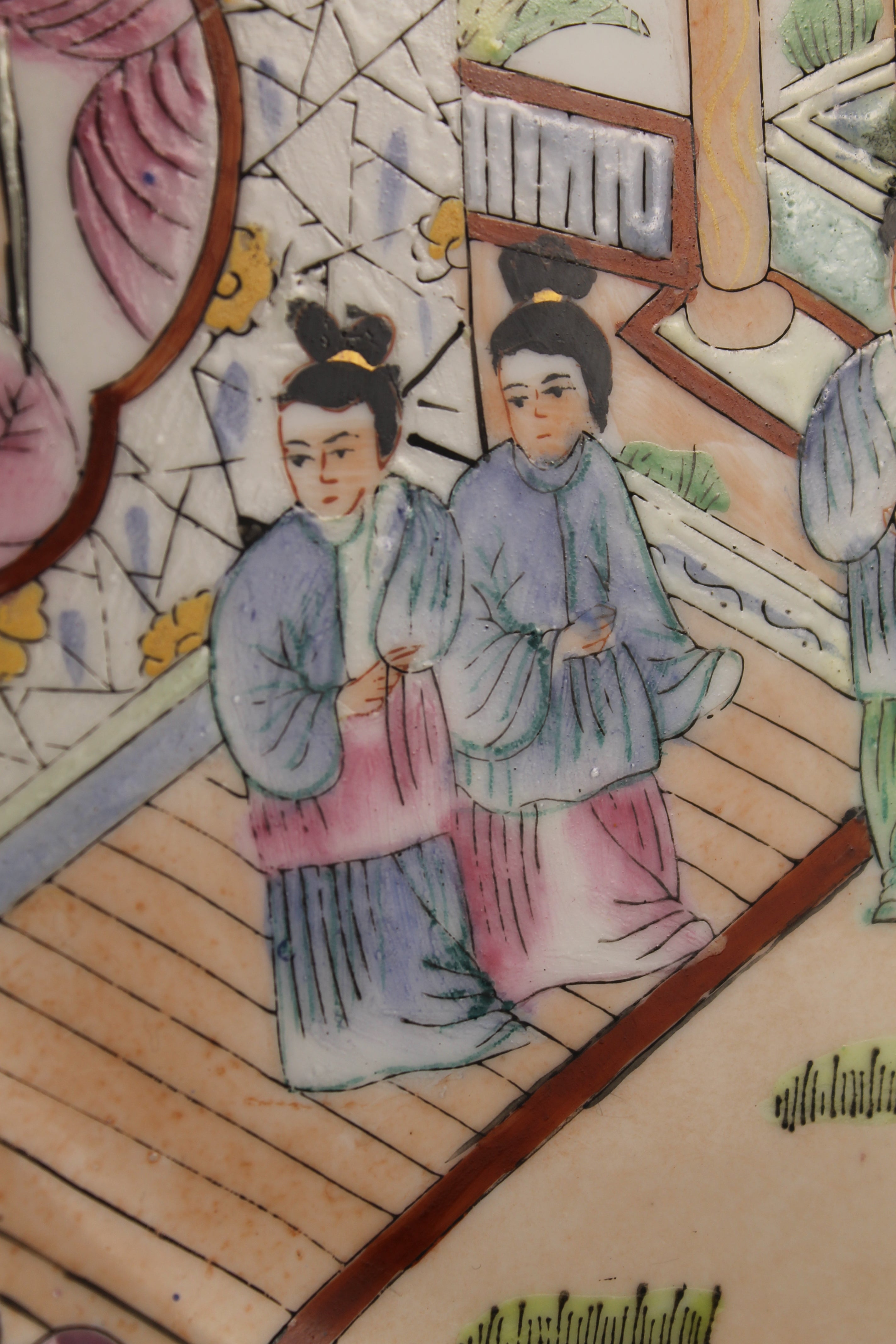 Assiette Murale en Porcelaine Chinoise – Peinte à la Main – Relief & Accents Dorés – Style Famille Rose