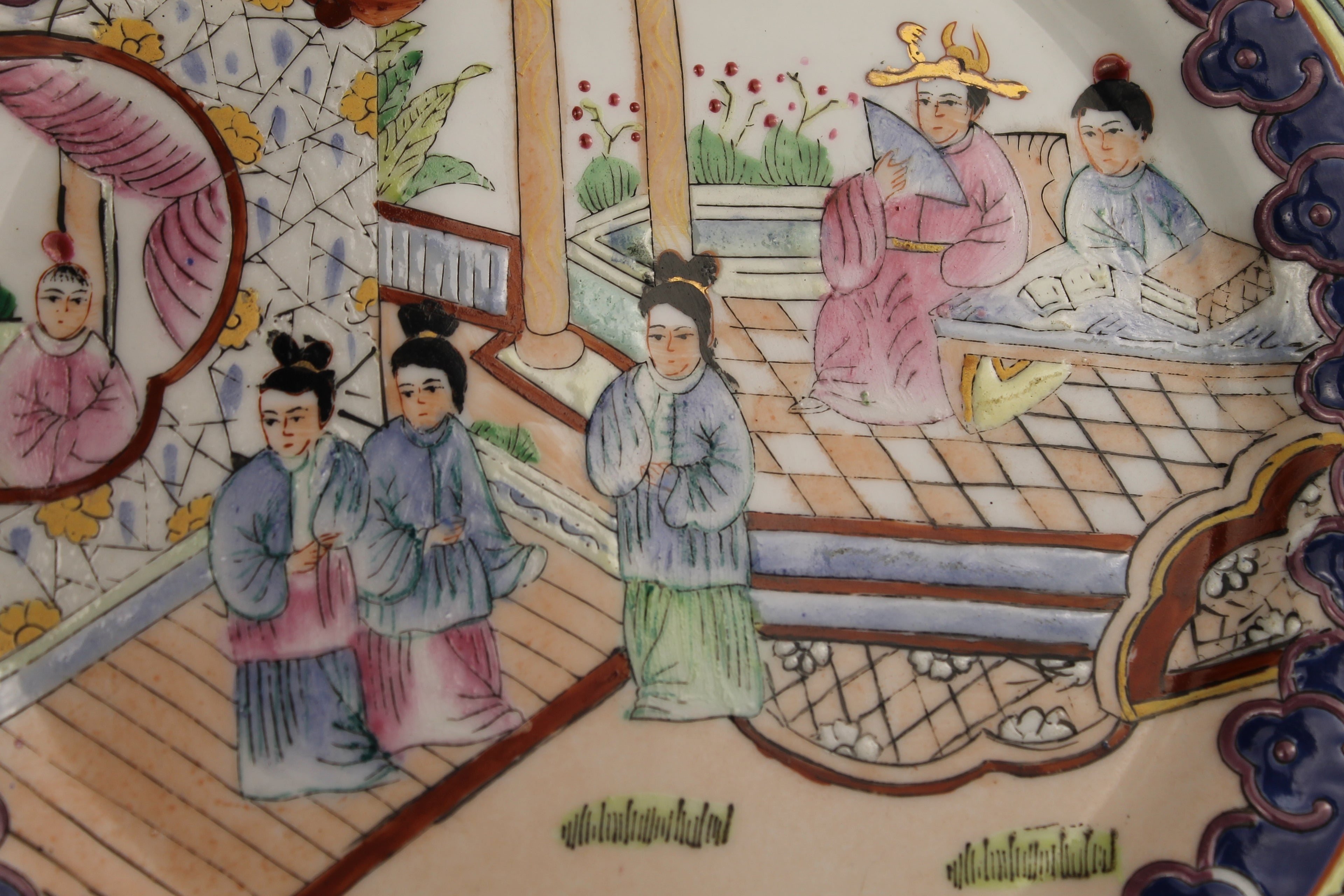 Assiette Murale en Porcelaine Chinoise – Peinte à la Main – Relief & Accents Dorés – Style Famille Rose