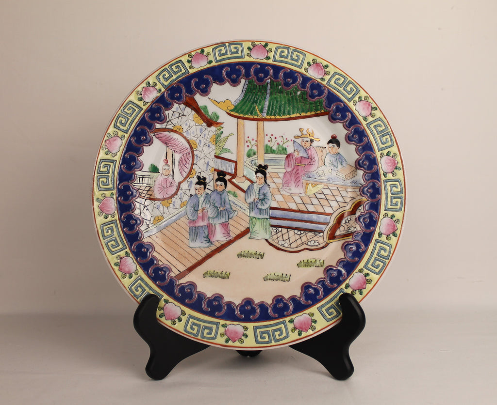 Assiette Murale en Porcelaine Chinoise – Peinte à la Main – Relief & Accents Dorés – Style Famille Rose