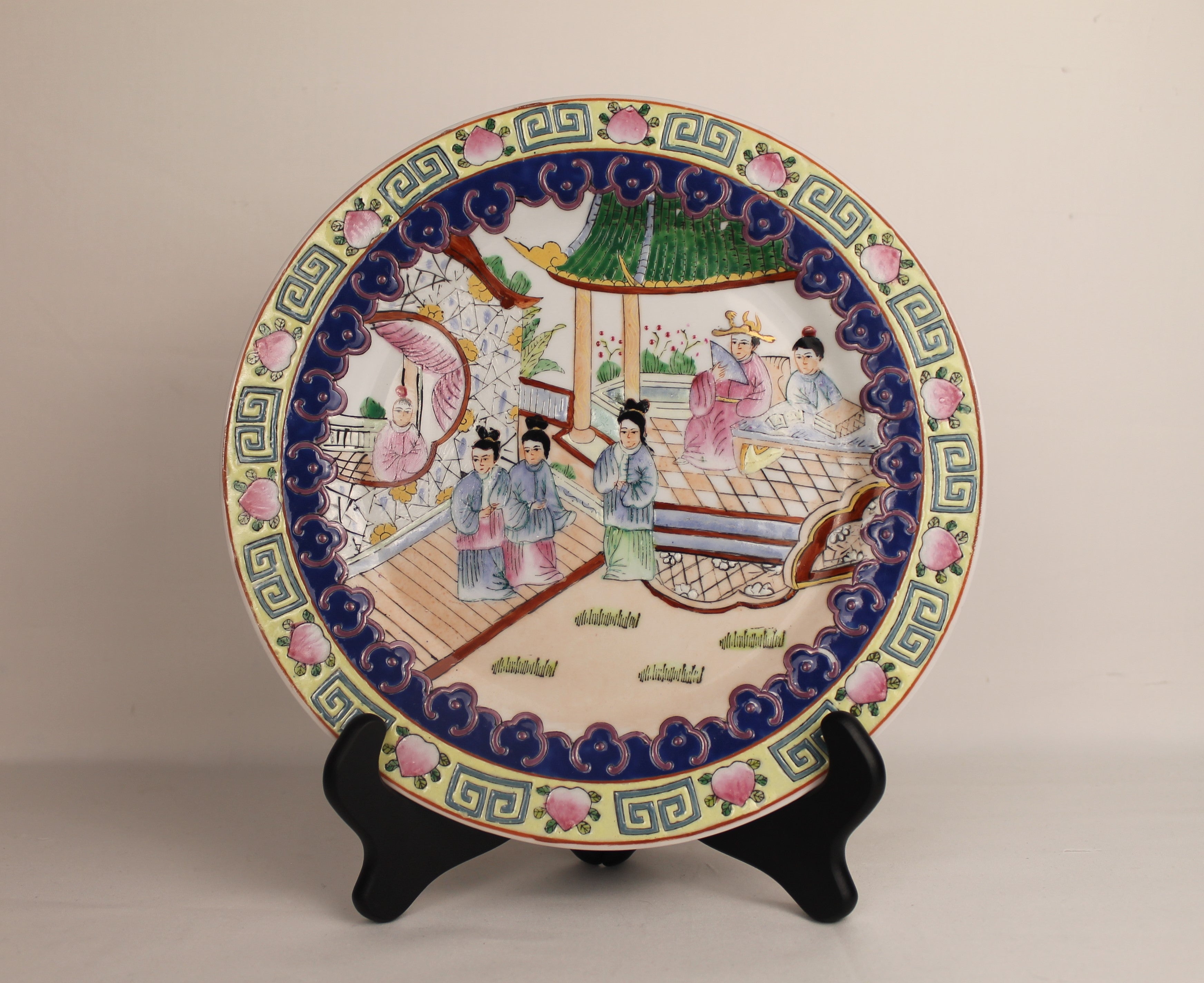 Assiette Murale en Porcelaine Chinoise – Peinte à la Main – Relief & Accents Dorés – Style Famille Rose