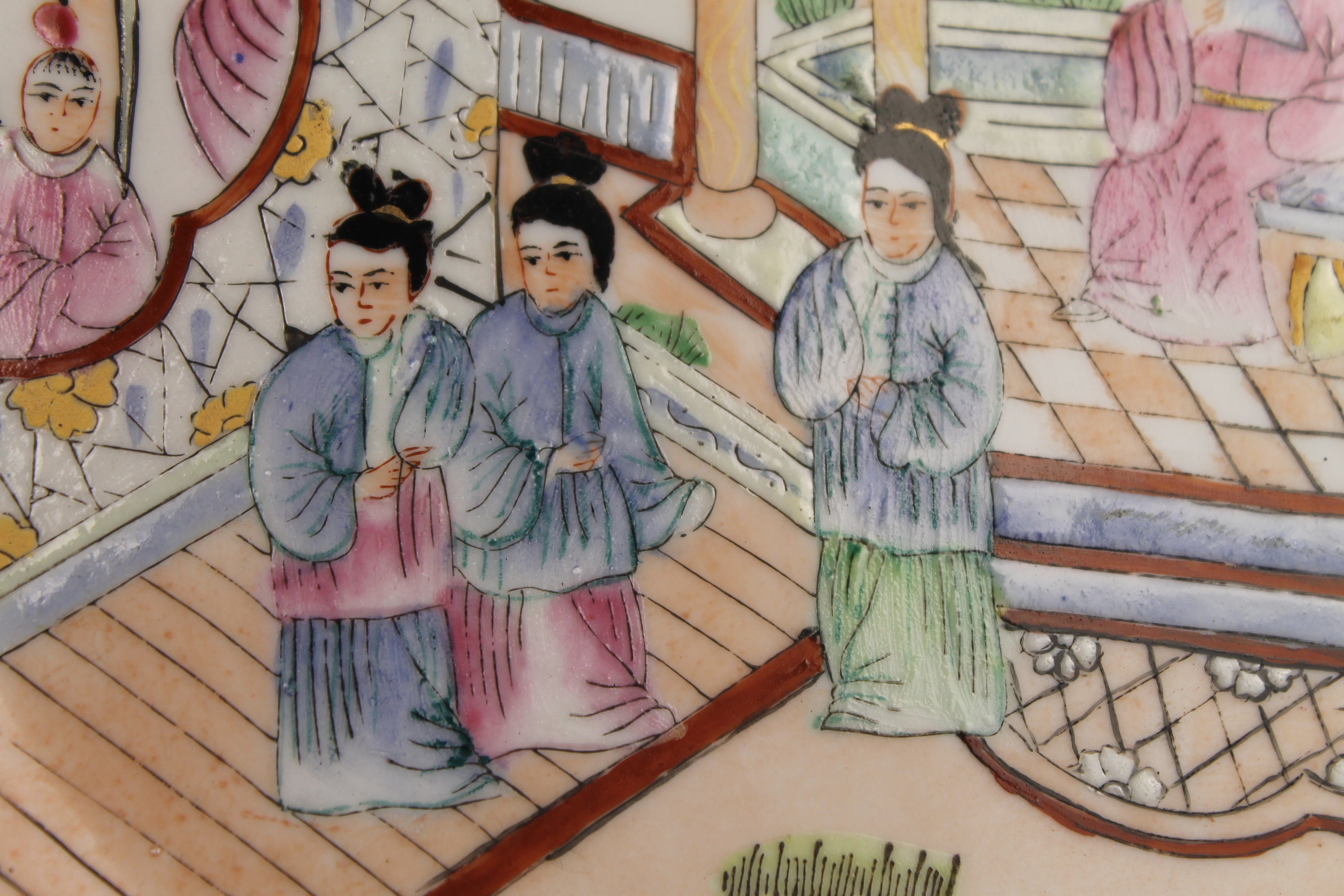 Assiette Murale en Porcelaine Chinoise – Peinte à la Main – Relief & Accents Dorés – Style Famille Rose