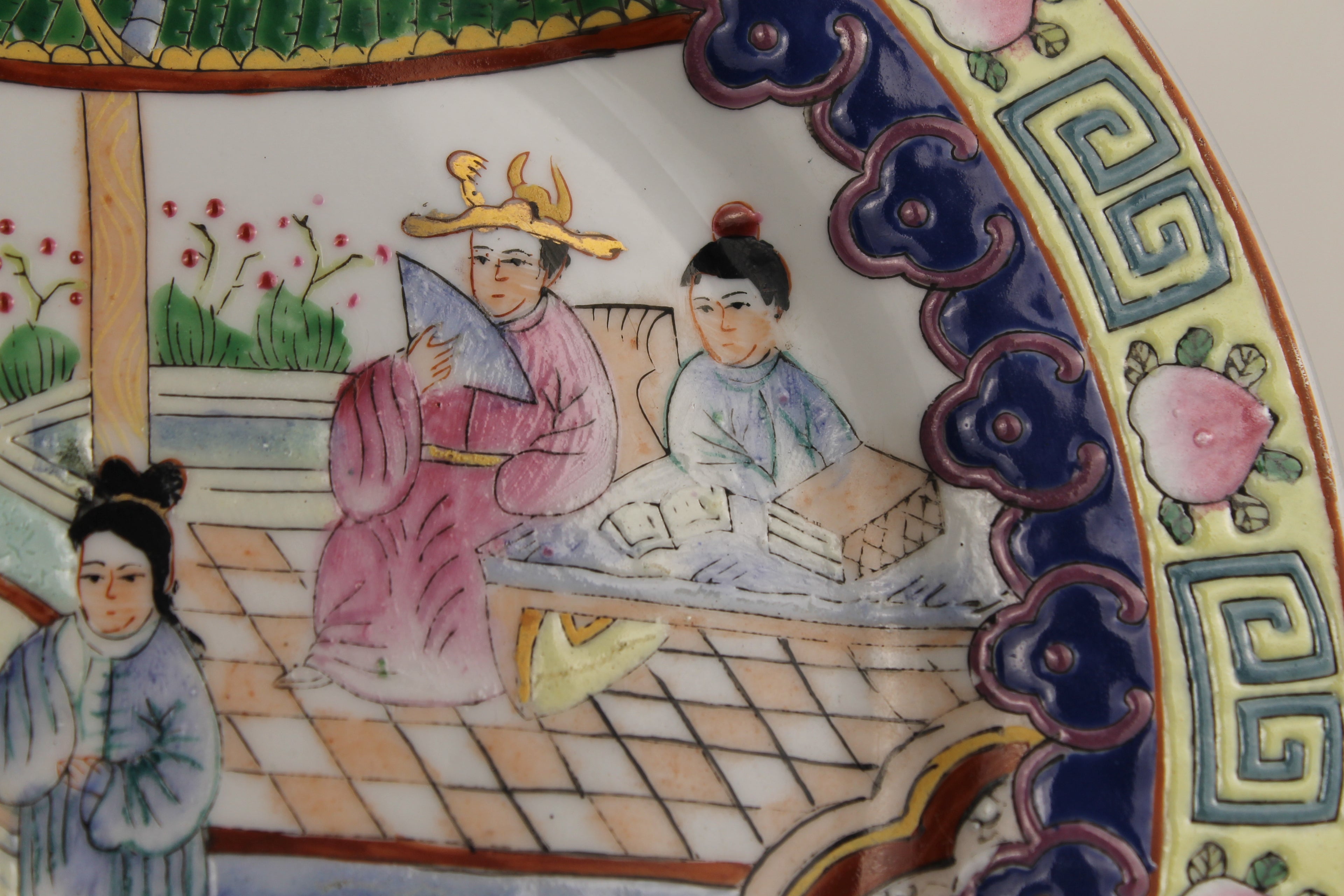 Assiette Murale en Porcelaine Chinoise – Peinte à la Main – Relief & Accents Dorés – Style Famille Rose