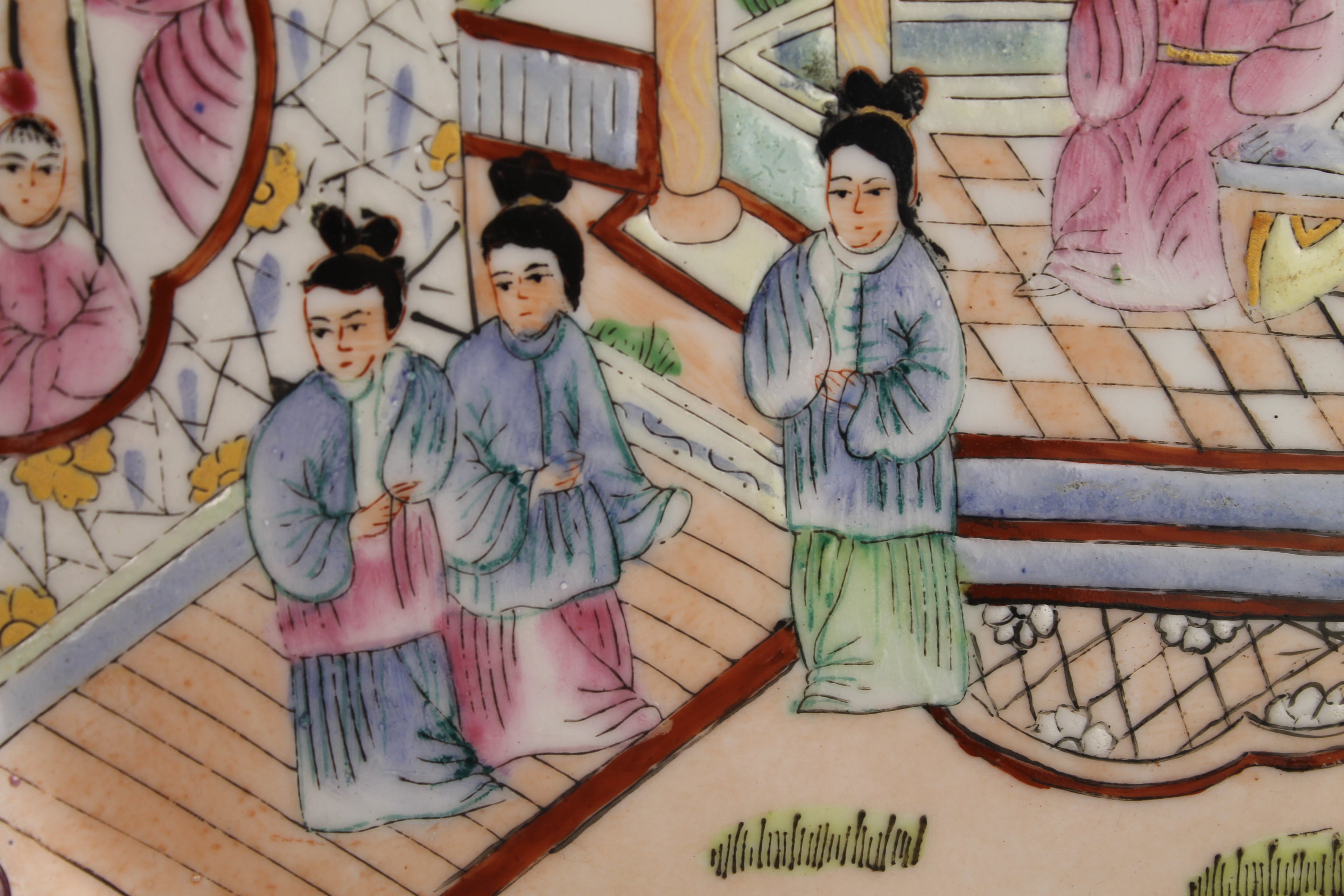 Assiette Murale en Porcelaine Chinoise – Peinte à la Main – Relief & Accents Dorés – Style Famille Rose