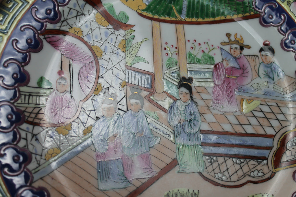 Assiette Murale en Porcelaine Chinoise – Peinte à la Main – Relief & Accents Dorés – Style Famille Rose