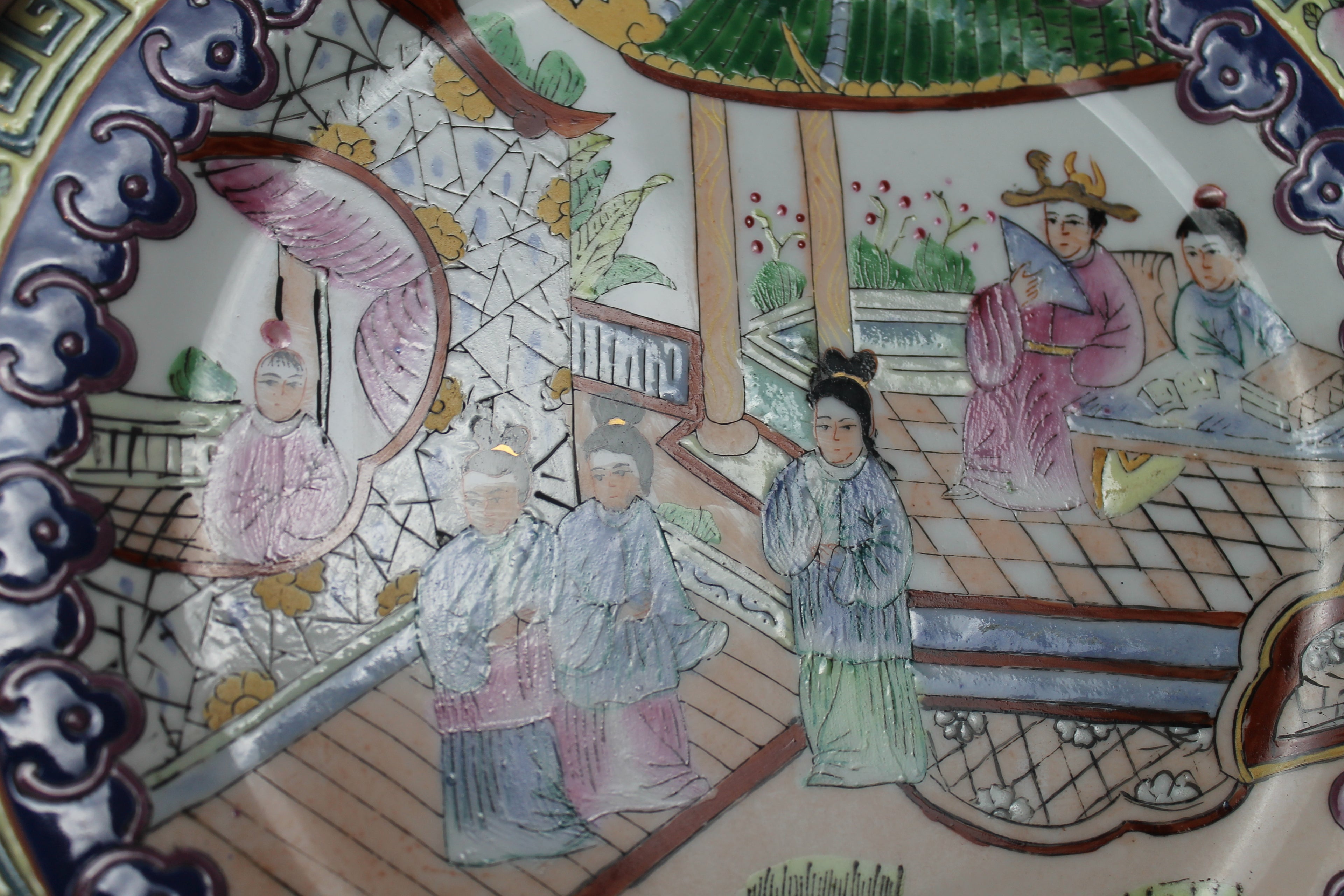 Assiette Murale en Porcelaine Chinoise – Peinte à la Main – Relief & Accents Dorés – Style Famille Rose