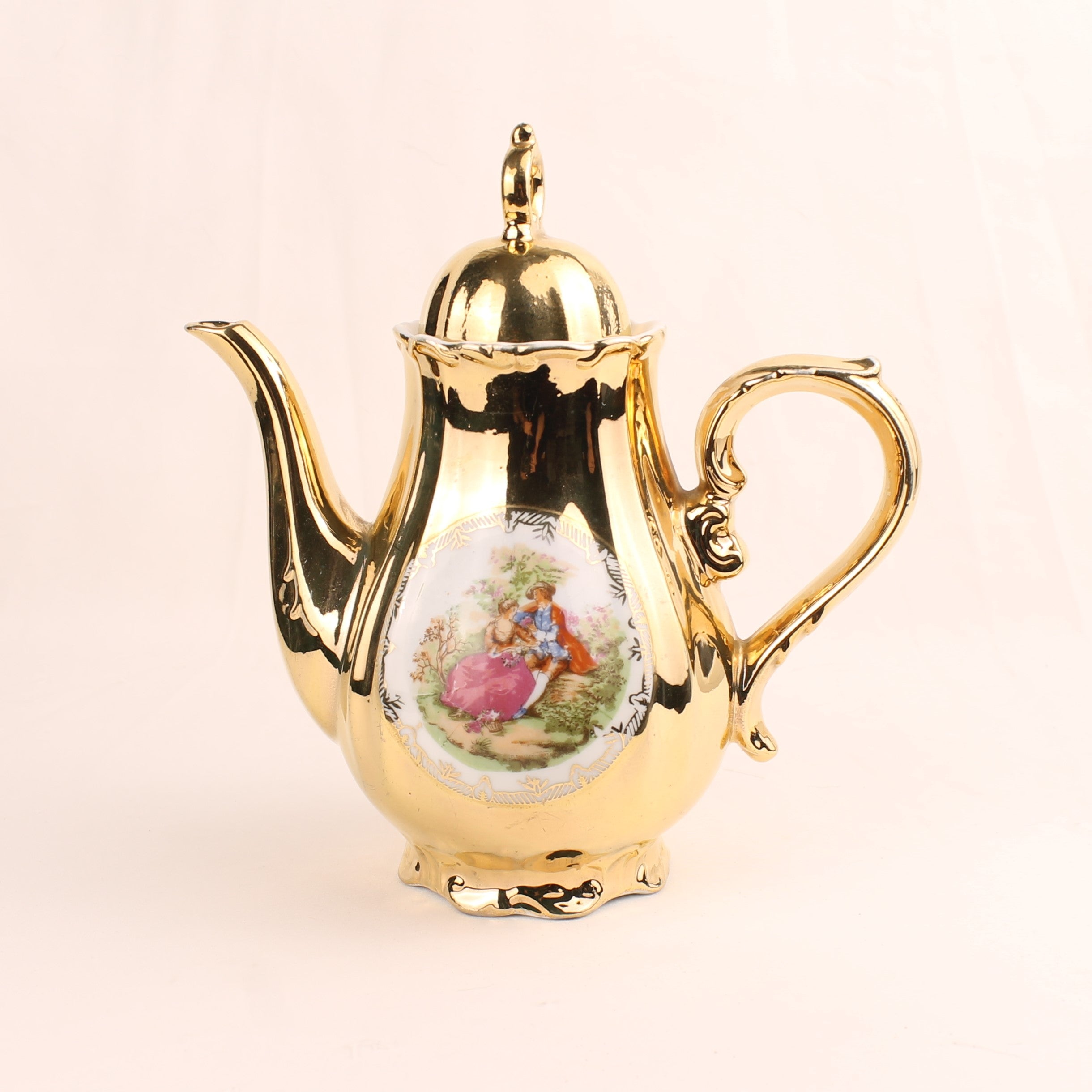 Vergulde Porseleinen Koffiekan met Romantisch Tafereel – Rococo Stijl