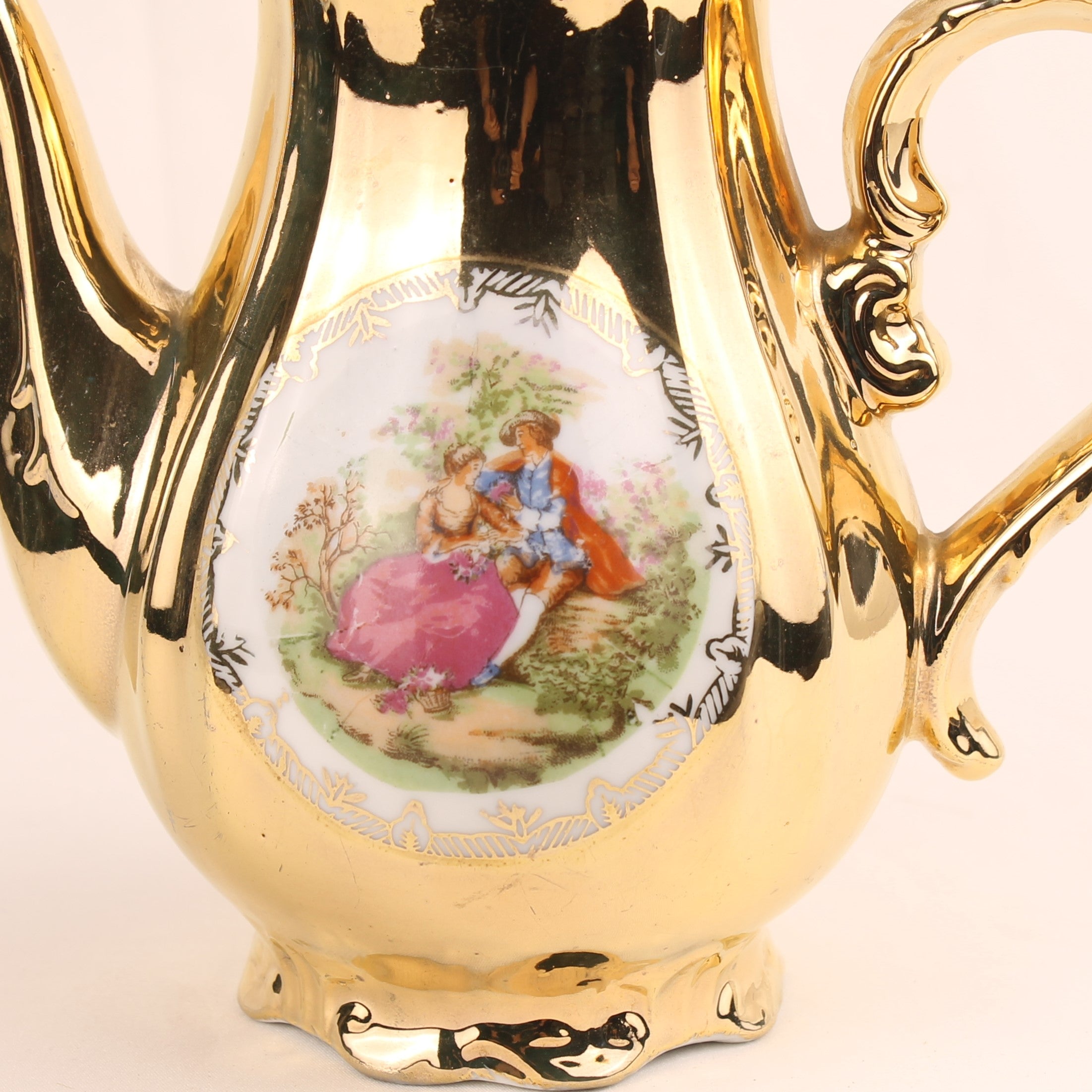 Vergulde Porseleinen Koffiekan met Romantisch Tafereel – Rococo Stijl