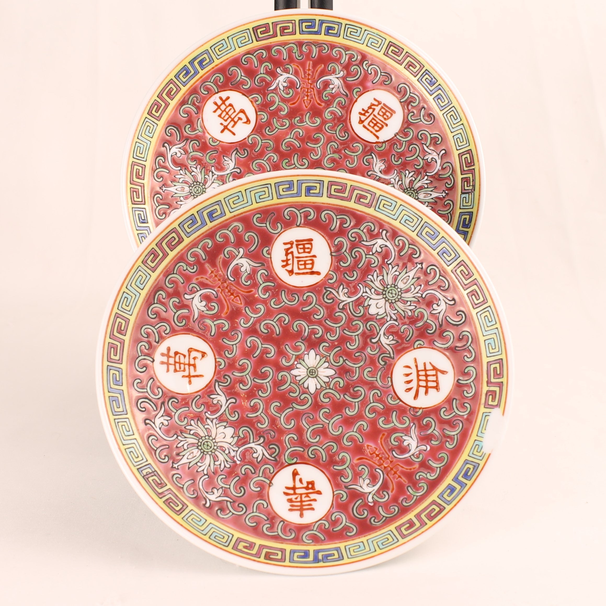 Chinese decoratieve bordjes (2) - rood emaille motief - 14,5 cm
