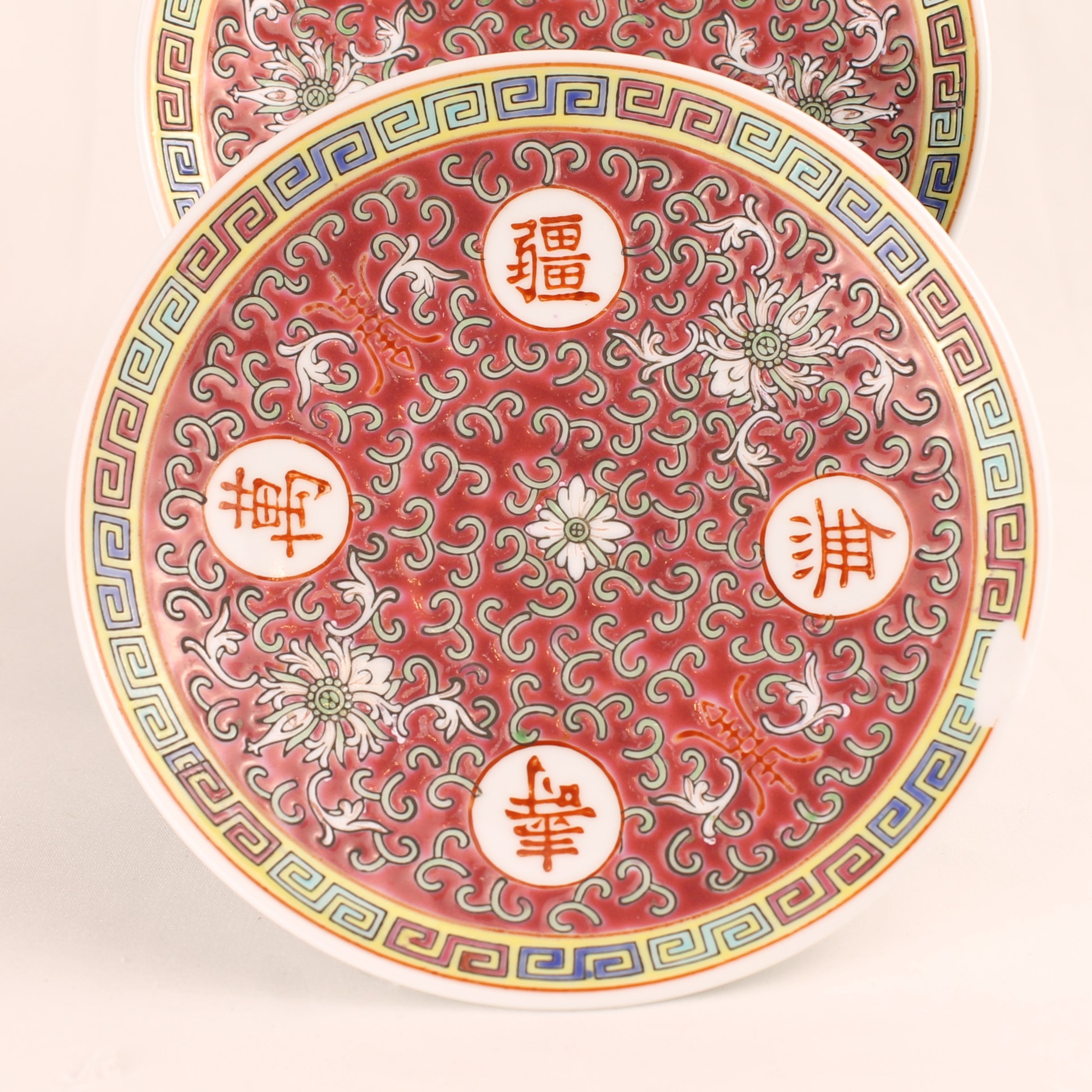 Chinese decoratieve bordjes (2) - rood emaille motief - 14,5 cm