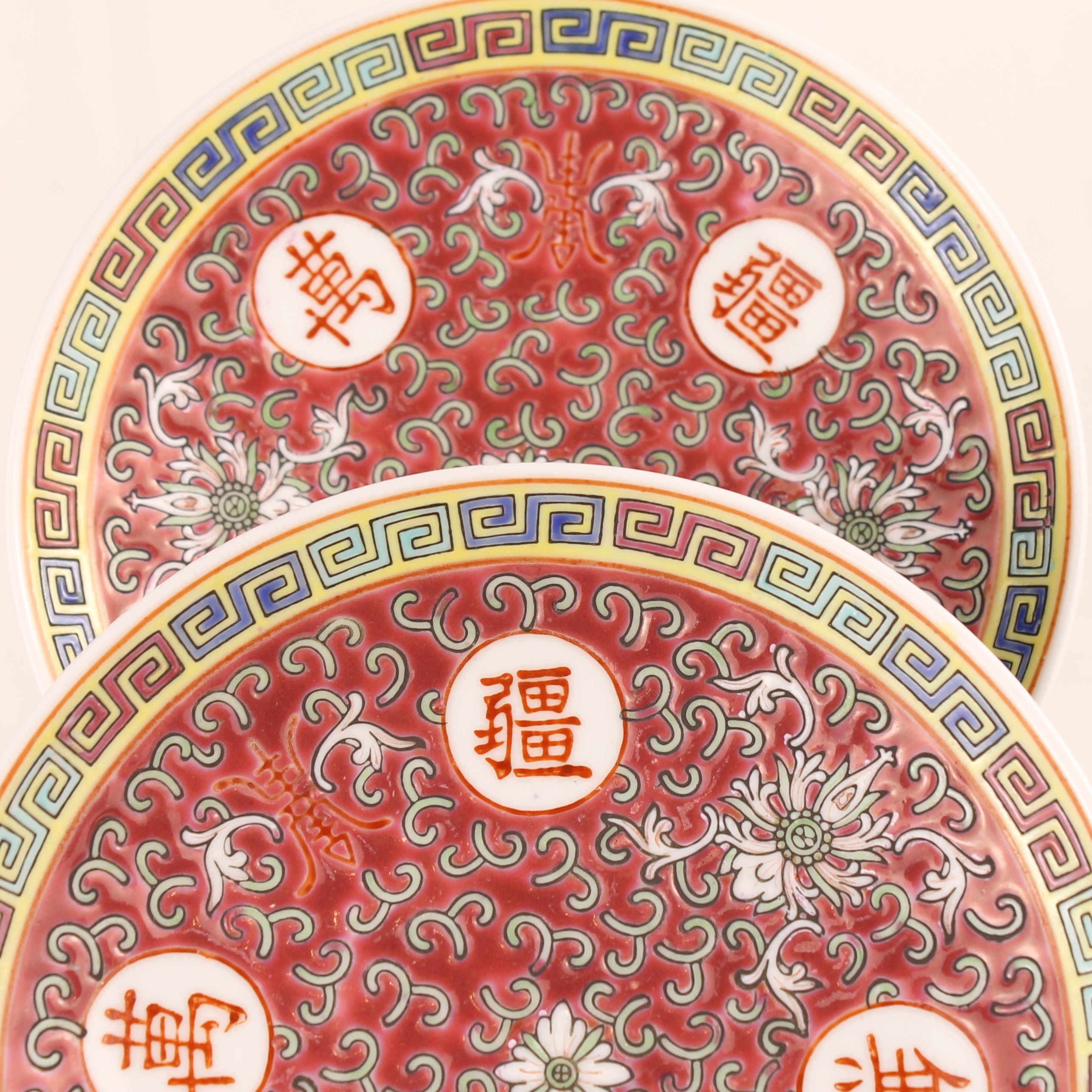 Chinese decoratieve bordjes (2) - rood emaille motief - 14,5 cm