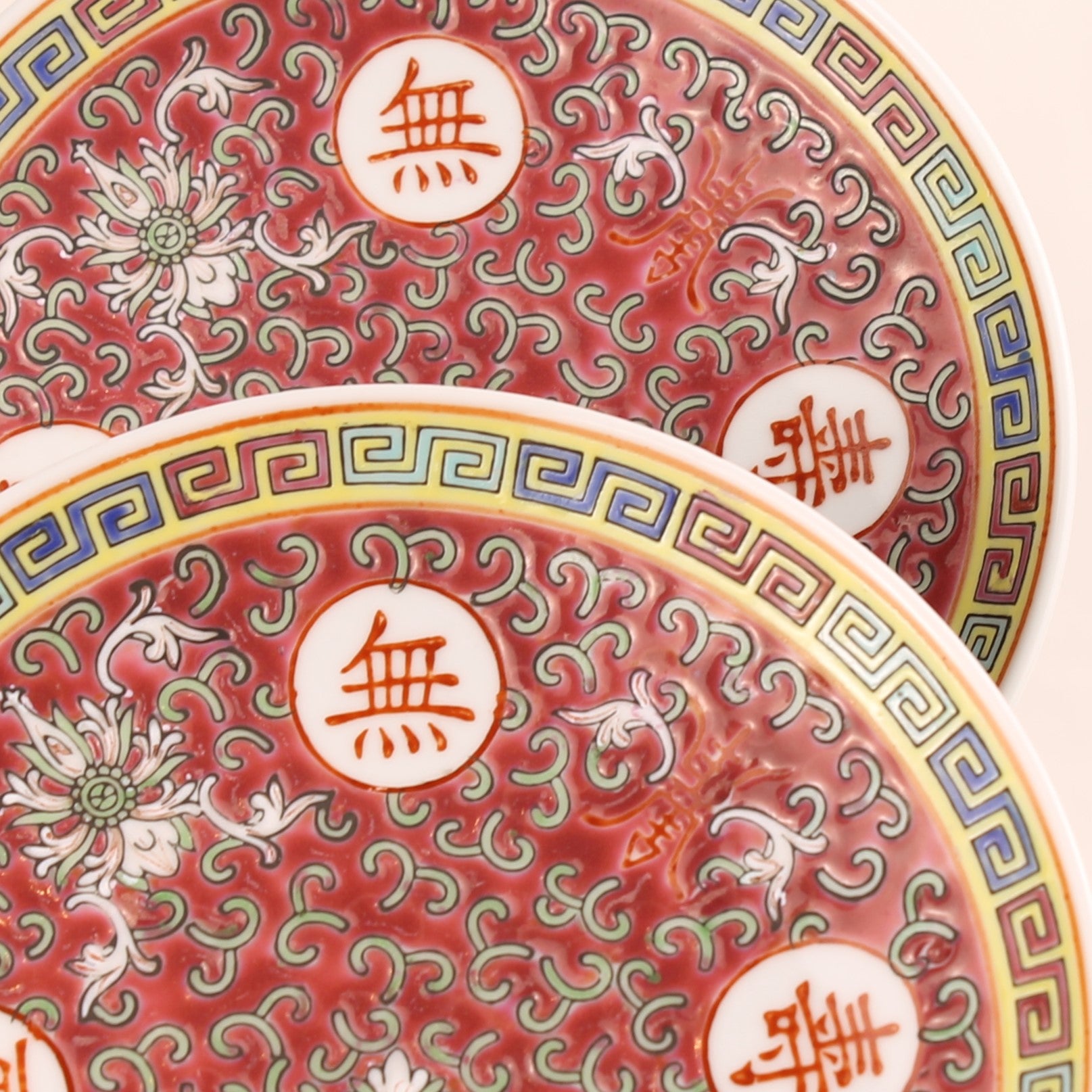 Chinese decoratieve bordjes (2) - rood emaille motief - 14,5 cm