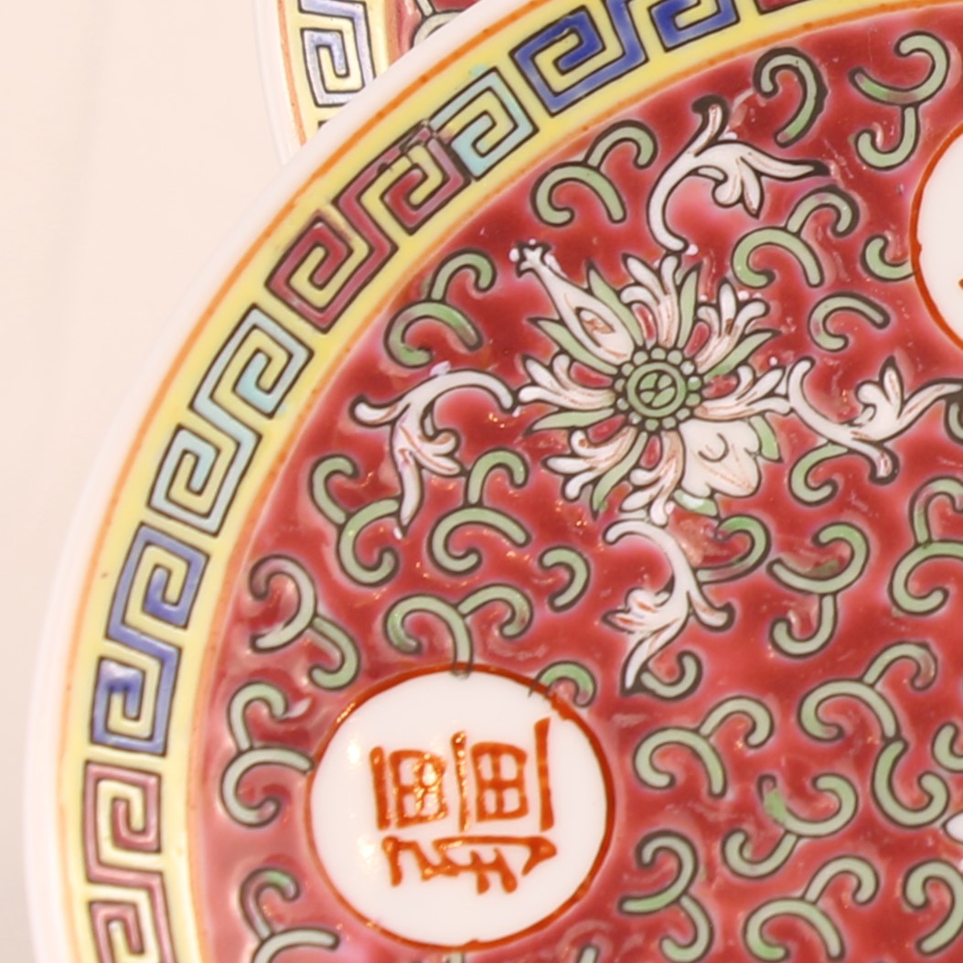 Chinese decoratieve bordjes (2) - rood emaille motief - 14,5 cm