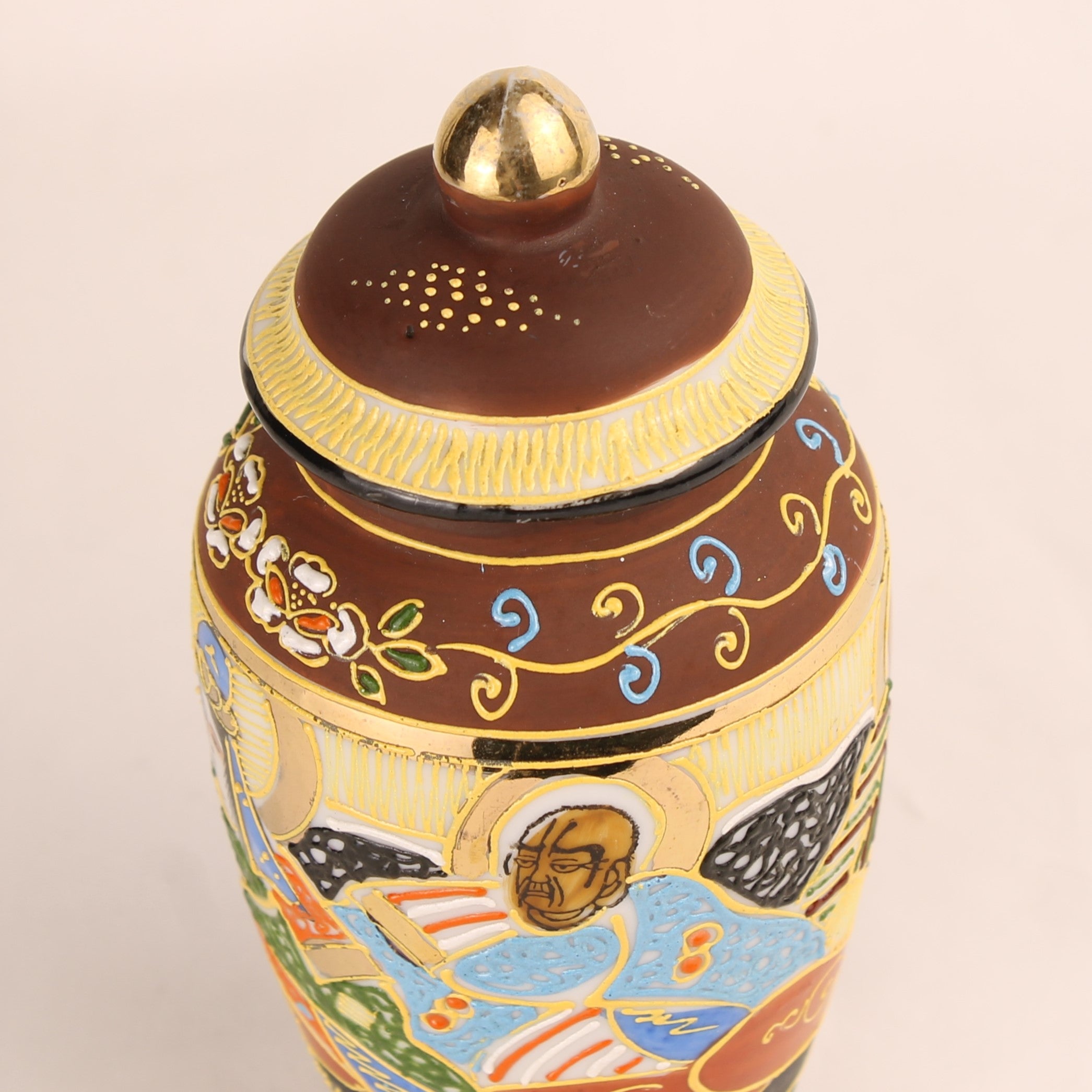 Satsuma stijl dekselvaas met Moriage decor – Japan – handbeschilderd