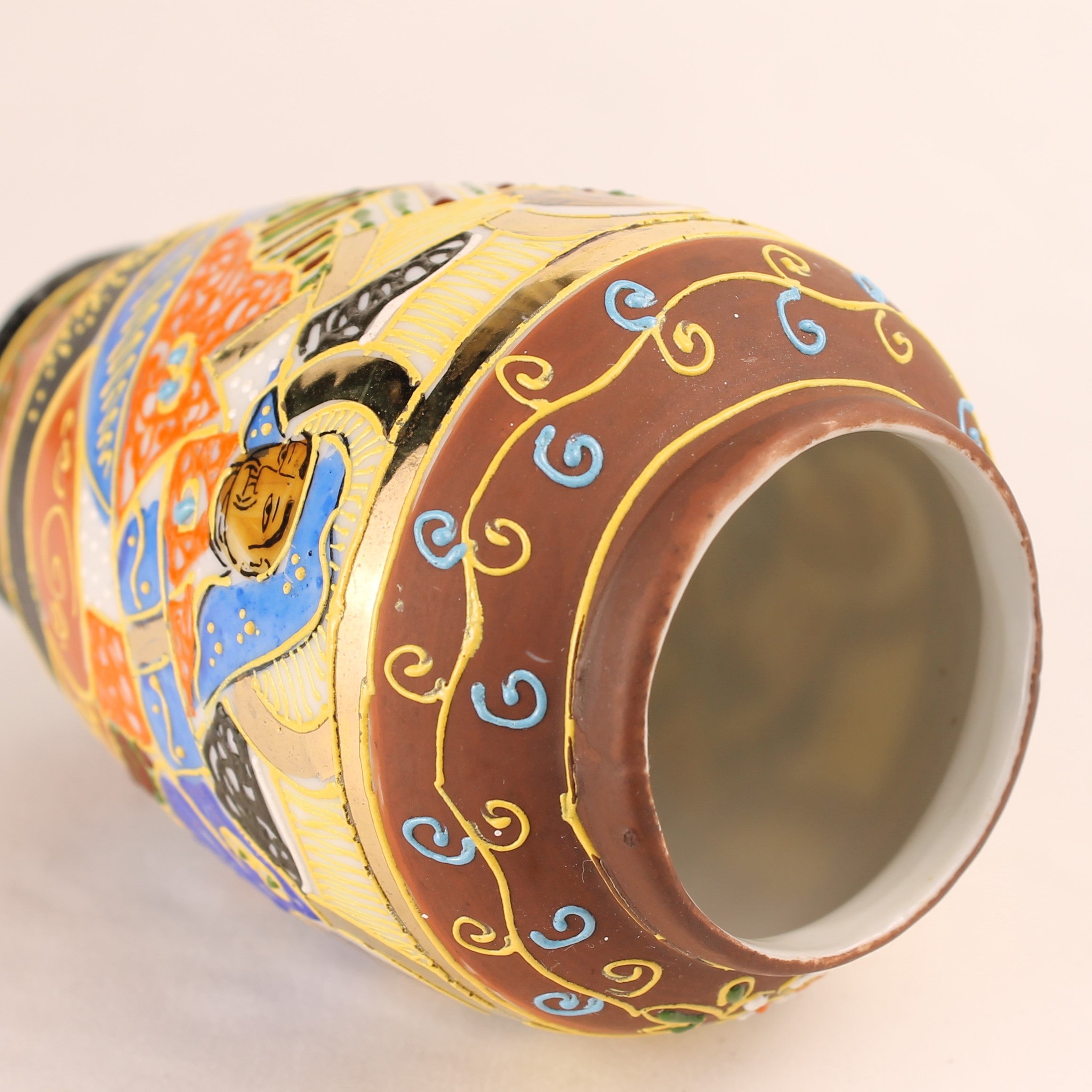 Satsuma stijl dekselvaas met Moriage decor – Japan – handbeschilderd
