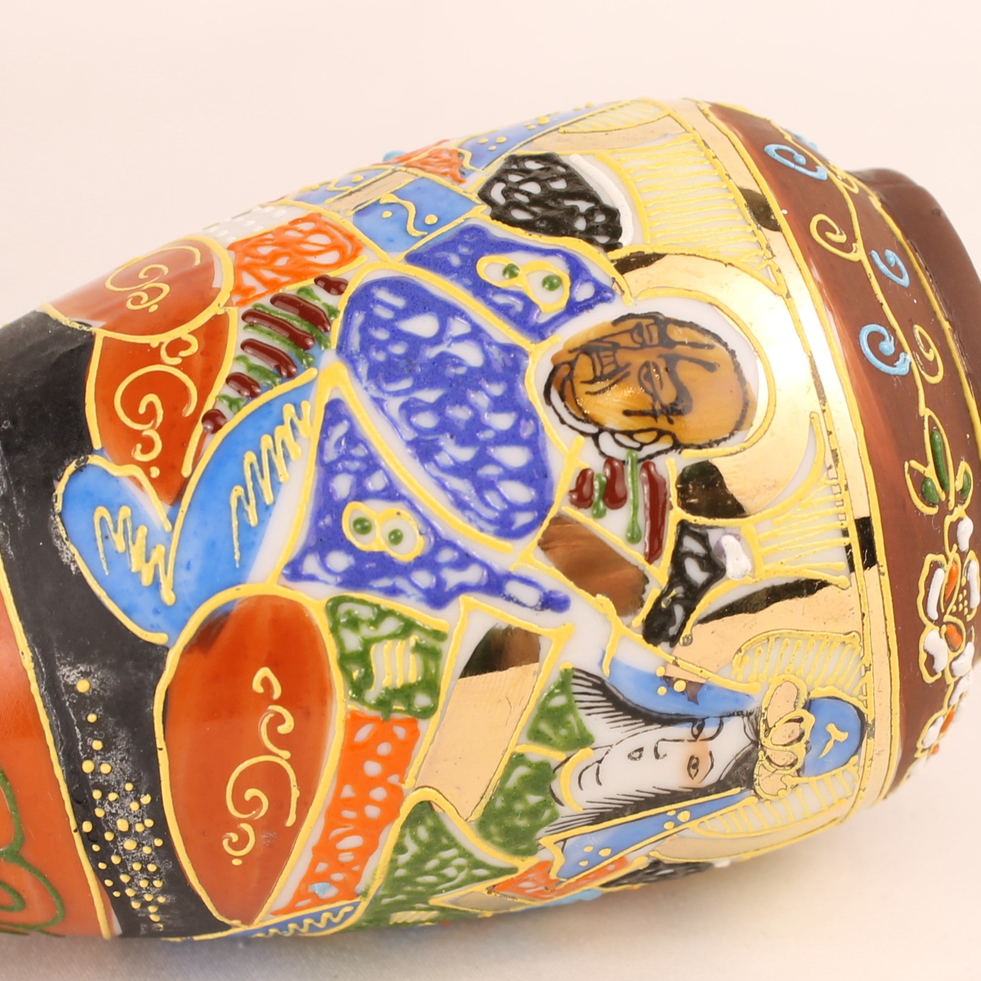 Satsuma stijl dekselvaas met Moriage decor – Japan – handbeschilderd