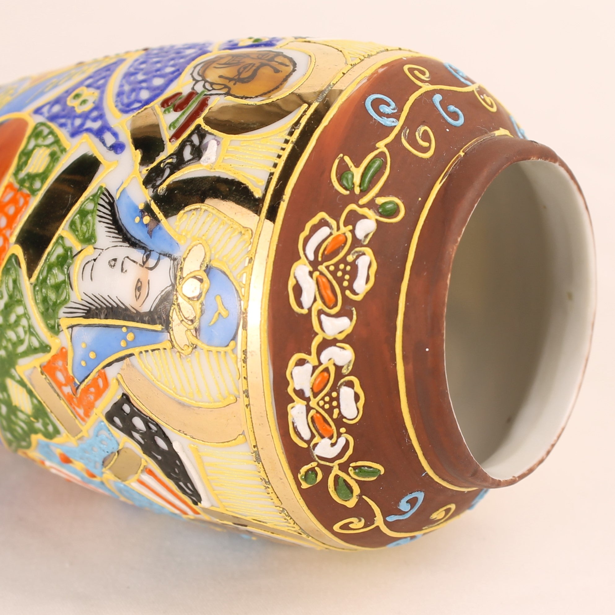 Satsuma stijl dekselvaas met Moriage decor – Japan – handbeschilderd