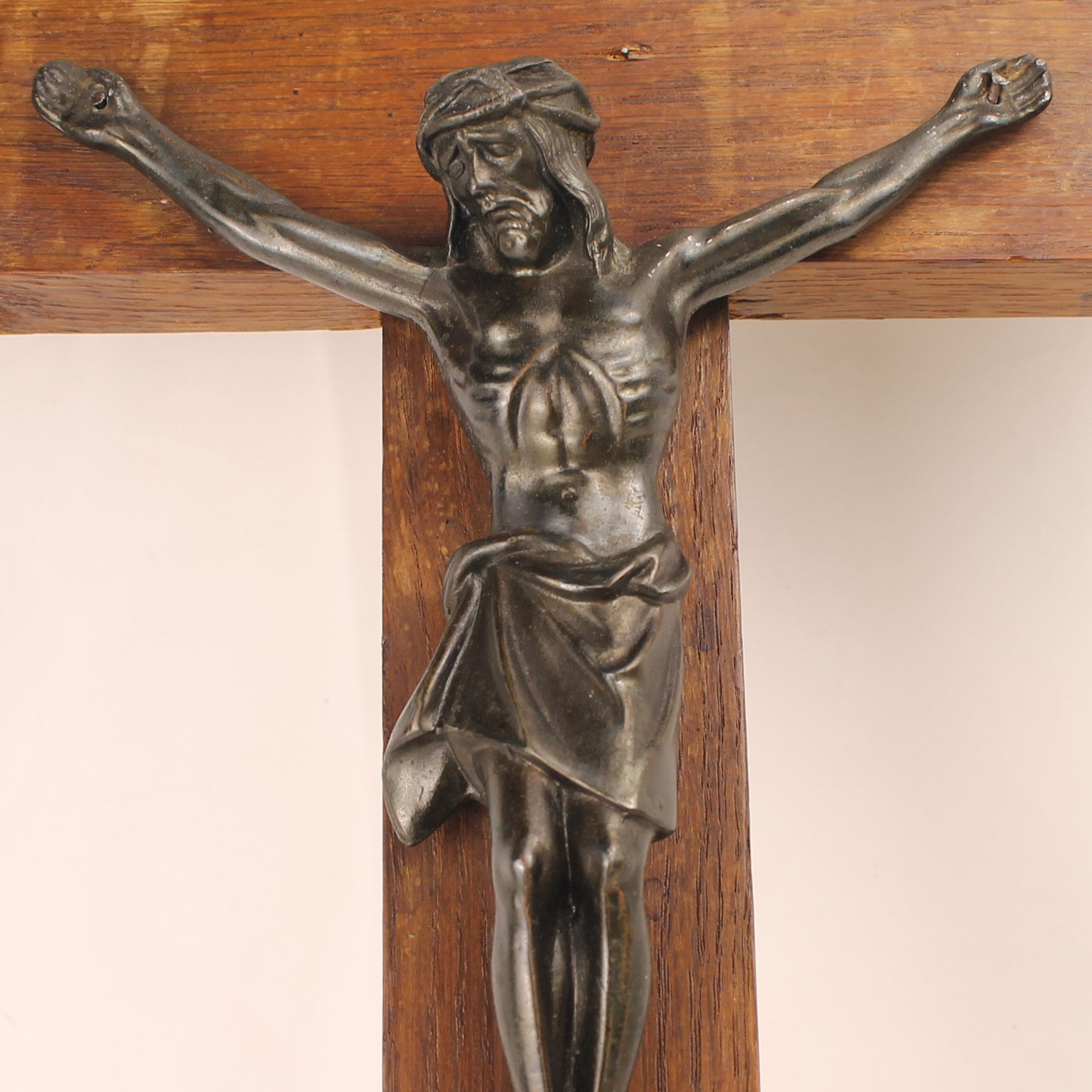 Houten Wandkruis met Metalen Corpus – Groot Formaat 40 cm – Katholiek