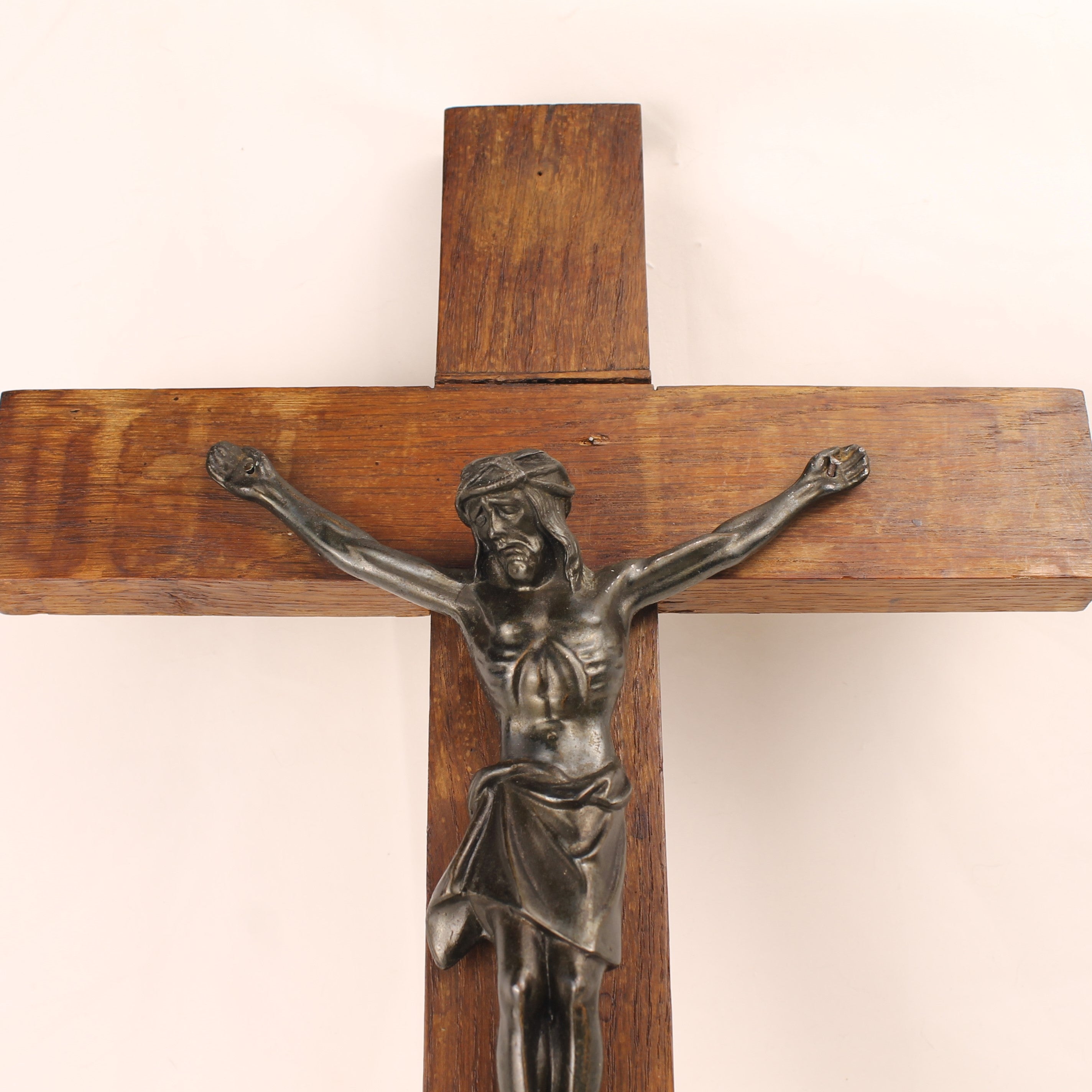 Houten Wandkruis met Metalen Corpus – Groot Formaat 40 cm – Katholiek
