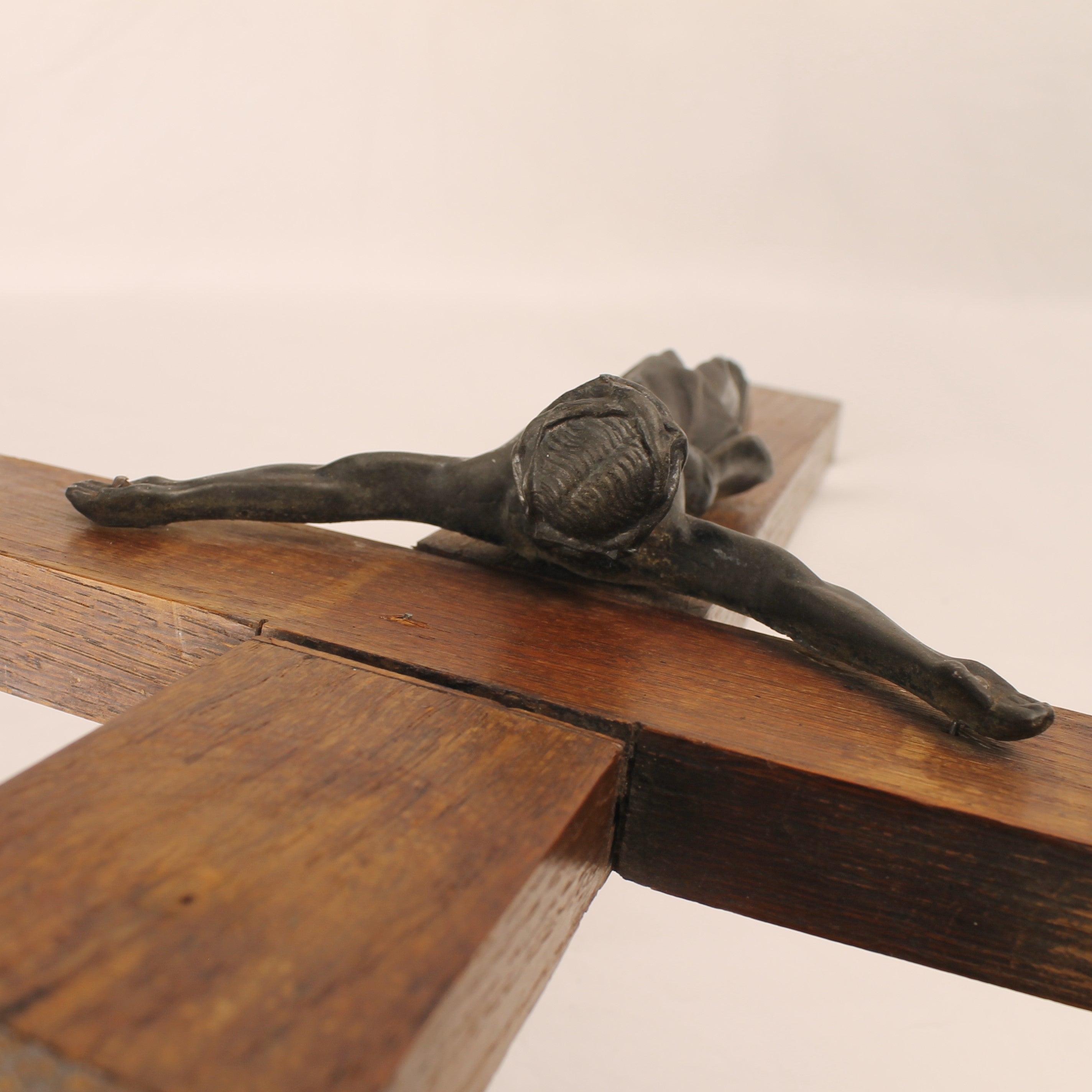 Houten Wandkruis met Metalen Corpus – Groot Formaat 40 cm – Katholiek