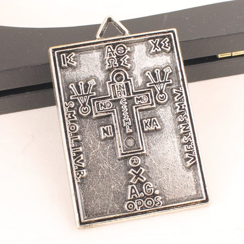 Benedictus Medaille Hangplaat – Vintage Religieus Beschermingssymbool