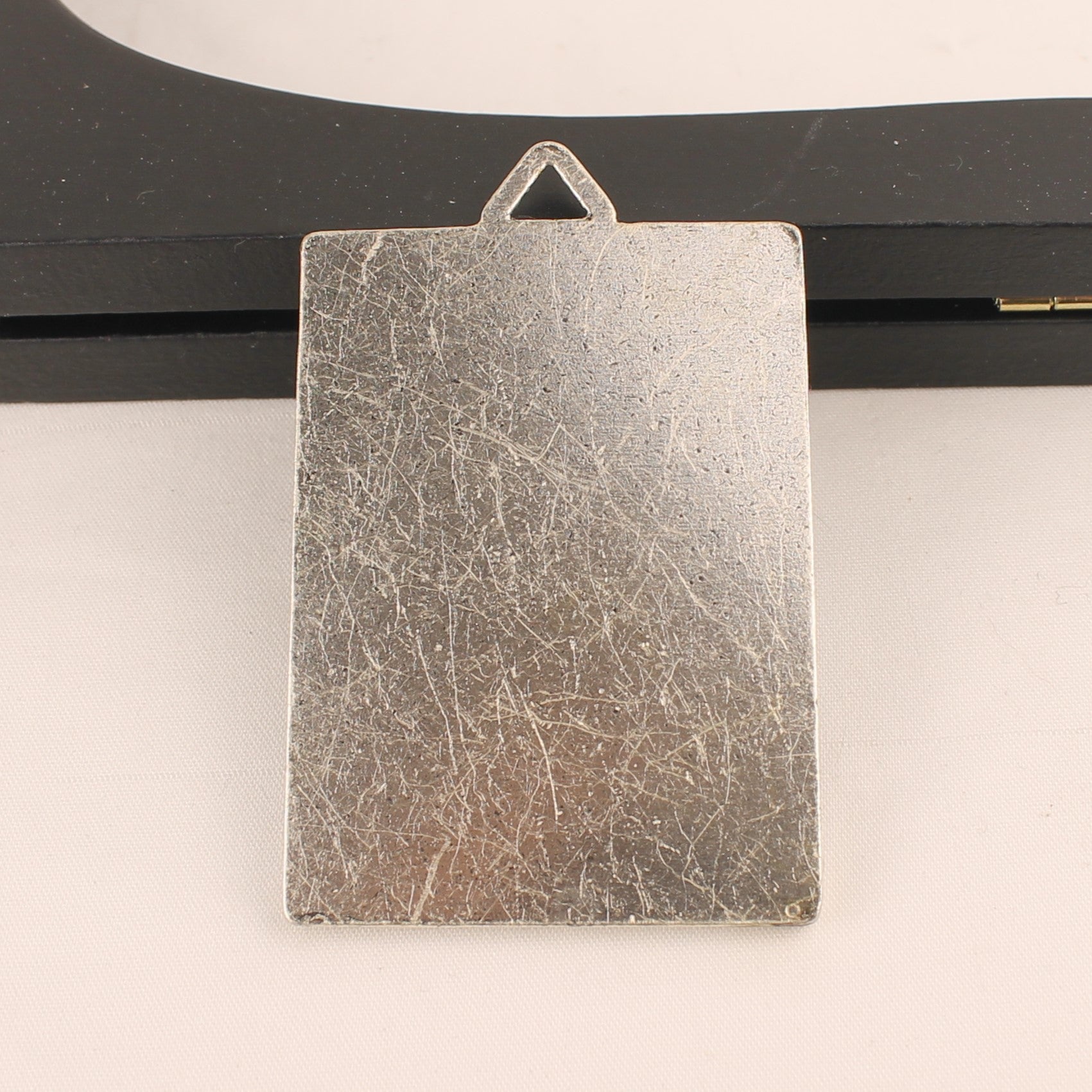 Benedictus Medaille Hangplaat – Vintage Religieus Beschermingssymbool