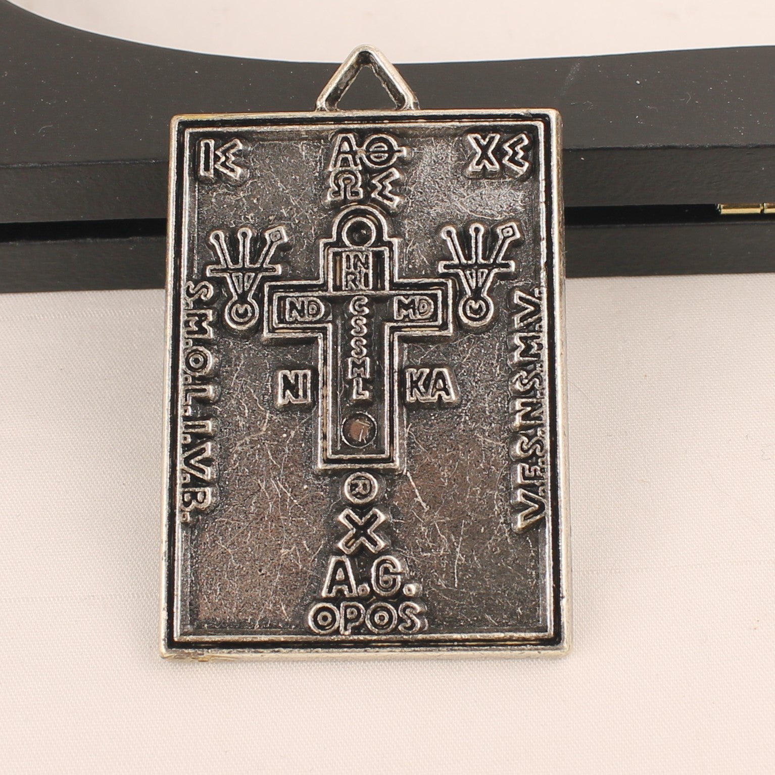 Benedictus Medaille Hangplaat – Vintage Religieus Beschermingssymbool