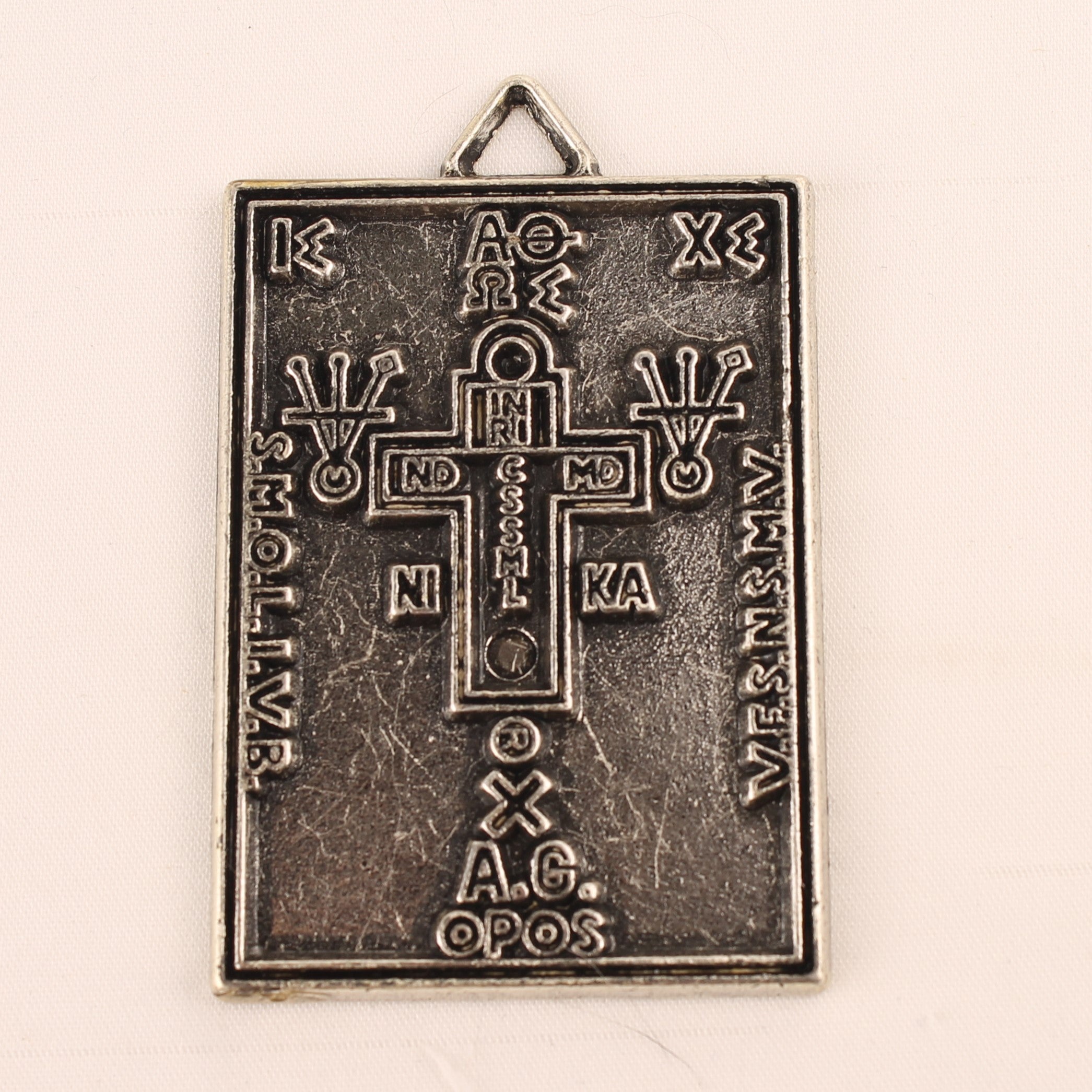 Benedictus Medaille Hangplaat – Vintage Religieus Beschermingssymbool