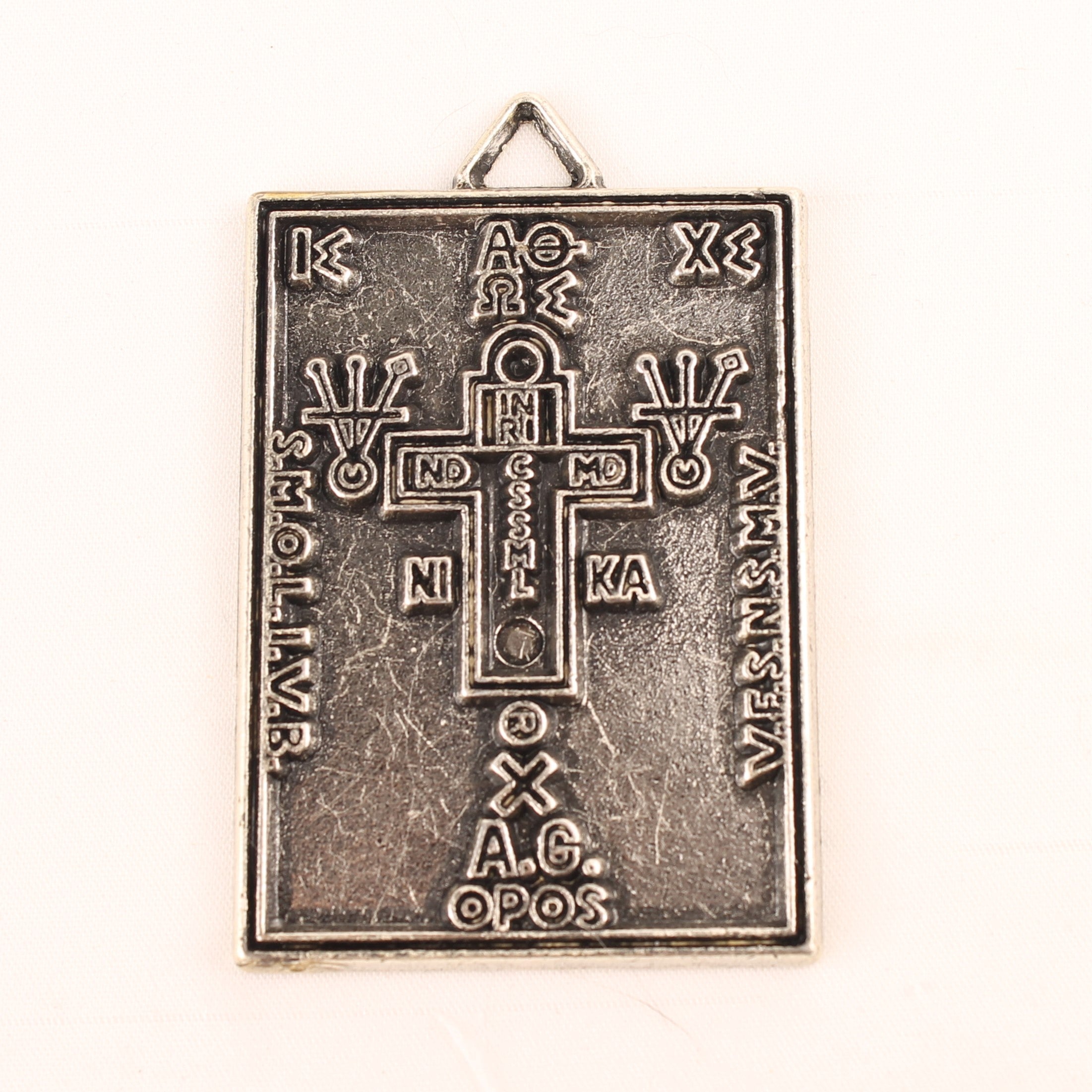 Benedictus Medaille Hangplaat – Vintage Religieus Beschermingssymbool