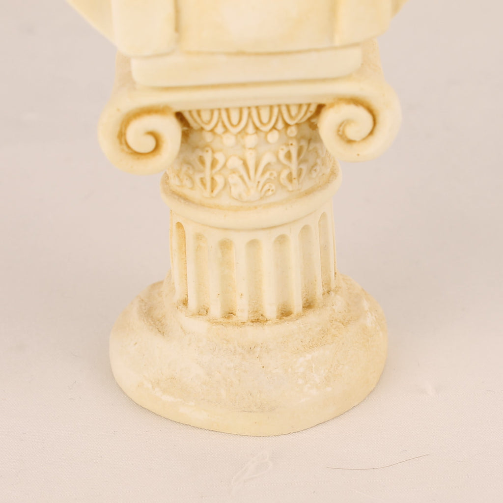 Klassieke Buste op Zuil – Filosofenstijl – Kunststeen (Gips) – 14 cm