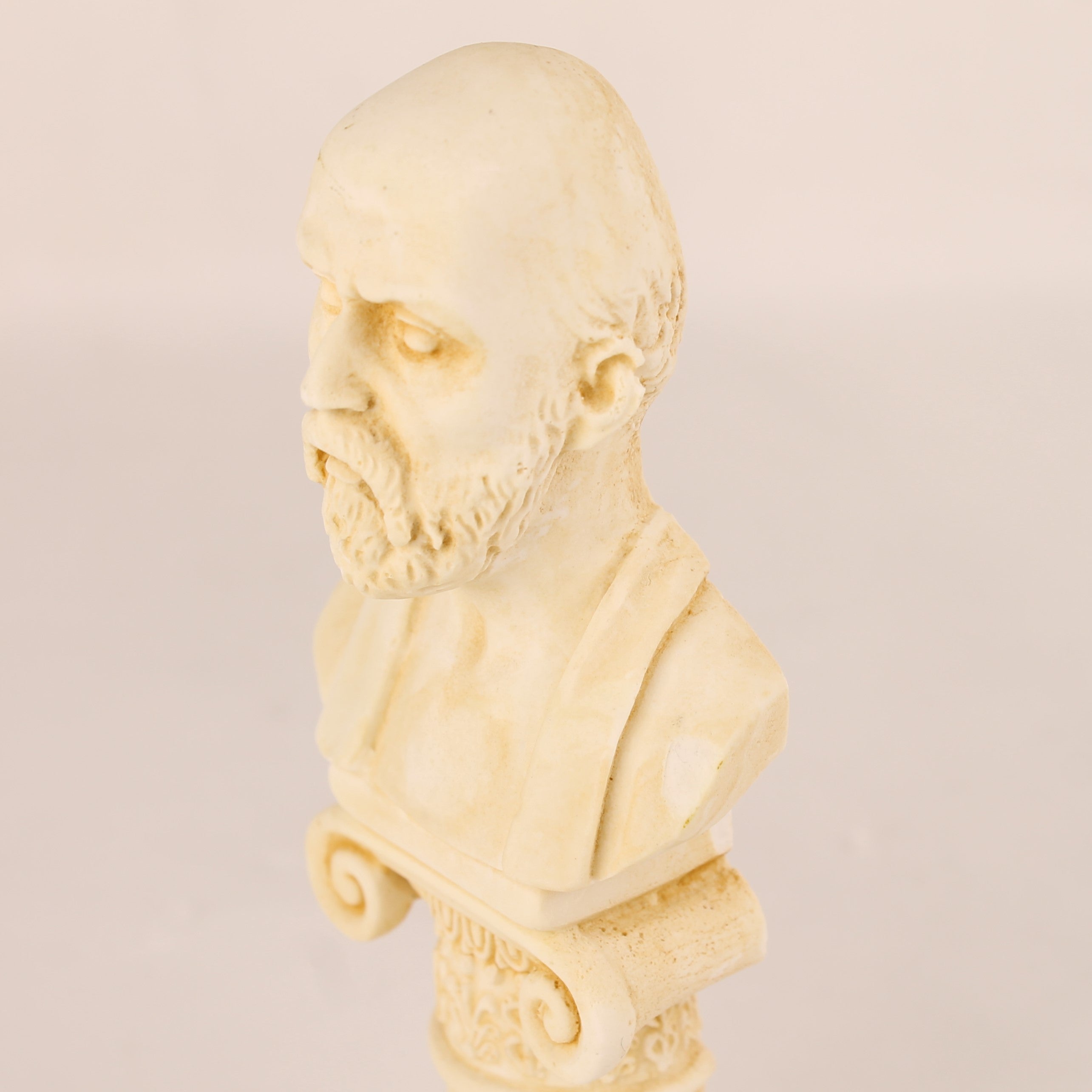 Klassieke Buste op Zuil – Filosofenstijl – Kunststeen (Gips) – 14 cm