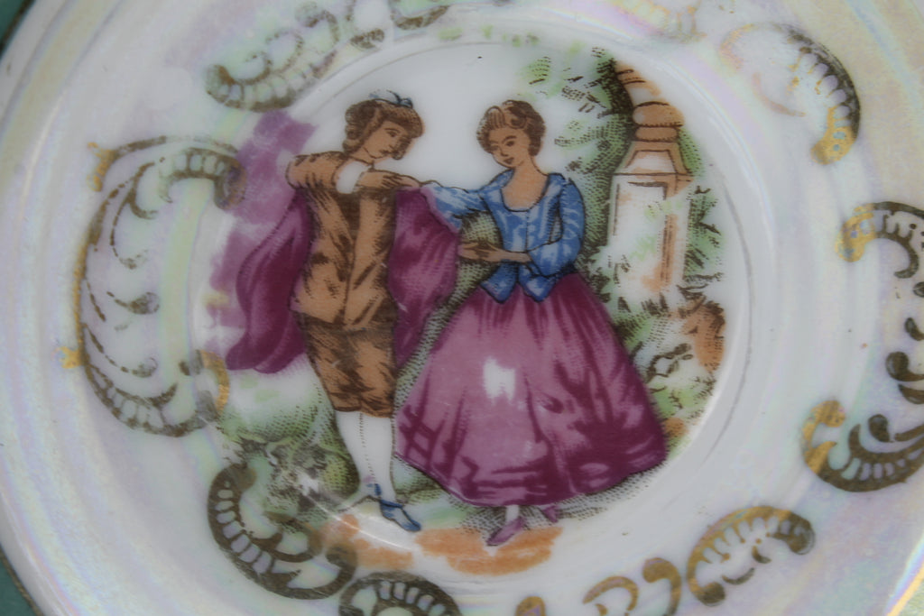 Set van 2 Vintage Lusterware Mini-Schoteltjes – Romantische Rococo Scènes – Goudaccenten