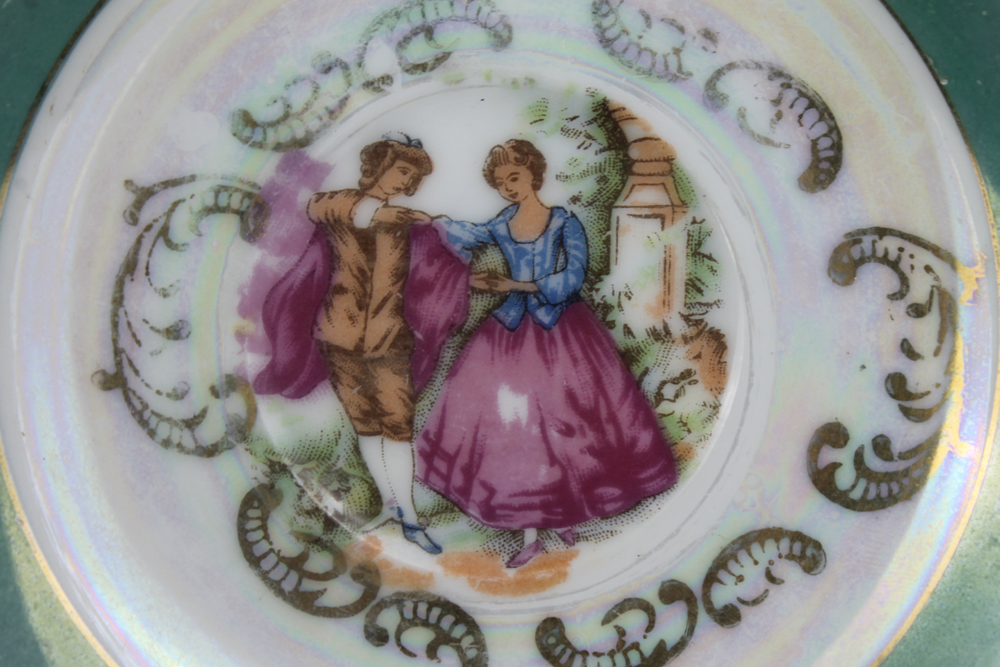 Set van 2 Vintage Lusterware Mini-Schoteltjes – Romantische Rococo Scènes – Goudaccenten