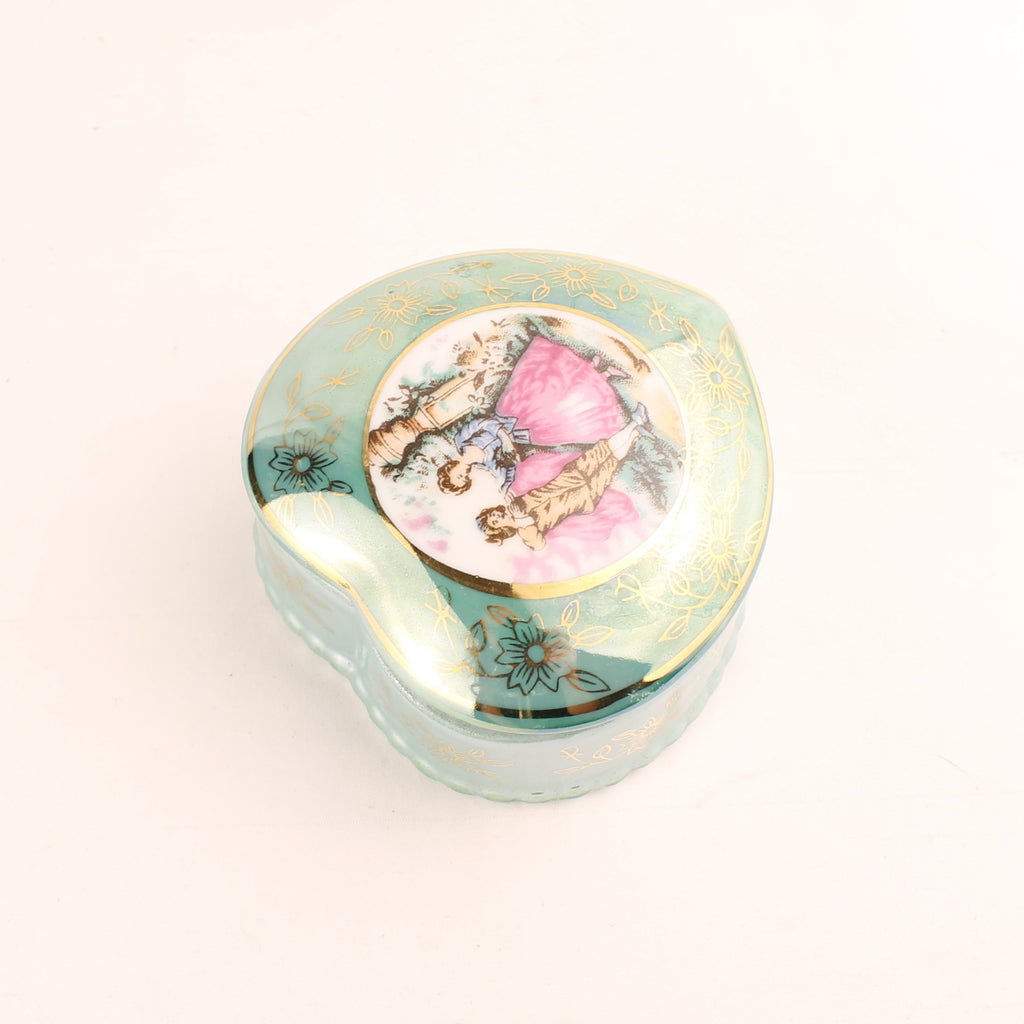 Porseleinen Hartvorm Doosje met Romantisch Tafereel – Turquoise Lusterglazuur